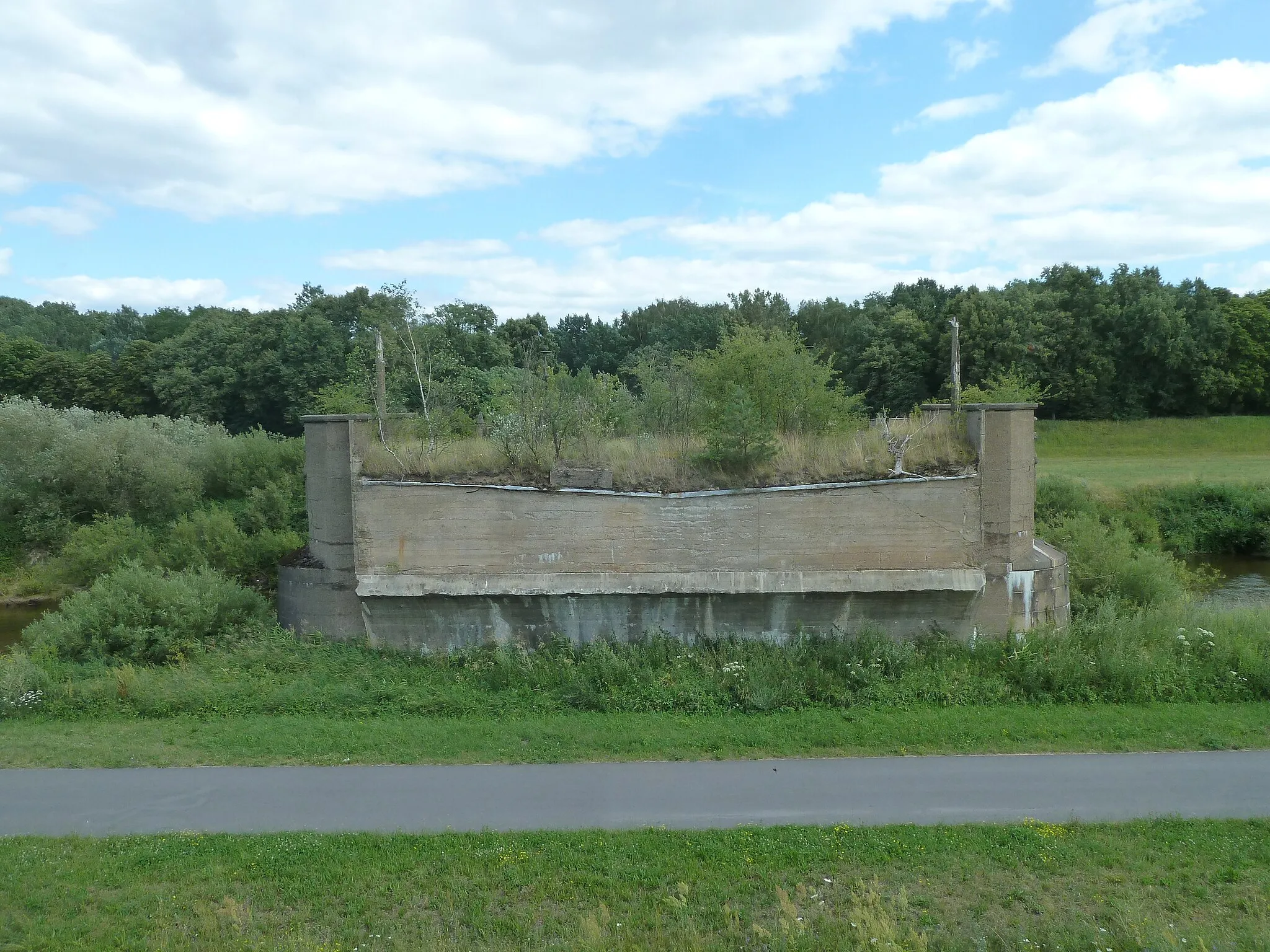 Photo showing: Forst ,Lange Brücke, Baudenkmal, Blick auf den Ostteil auf polnischer Seite, im Vordergrund der Oder-Neiße-Radweg