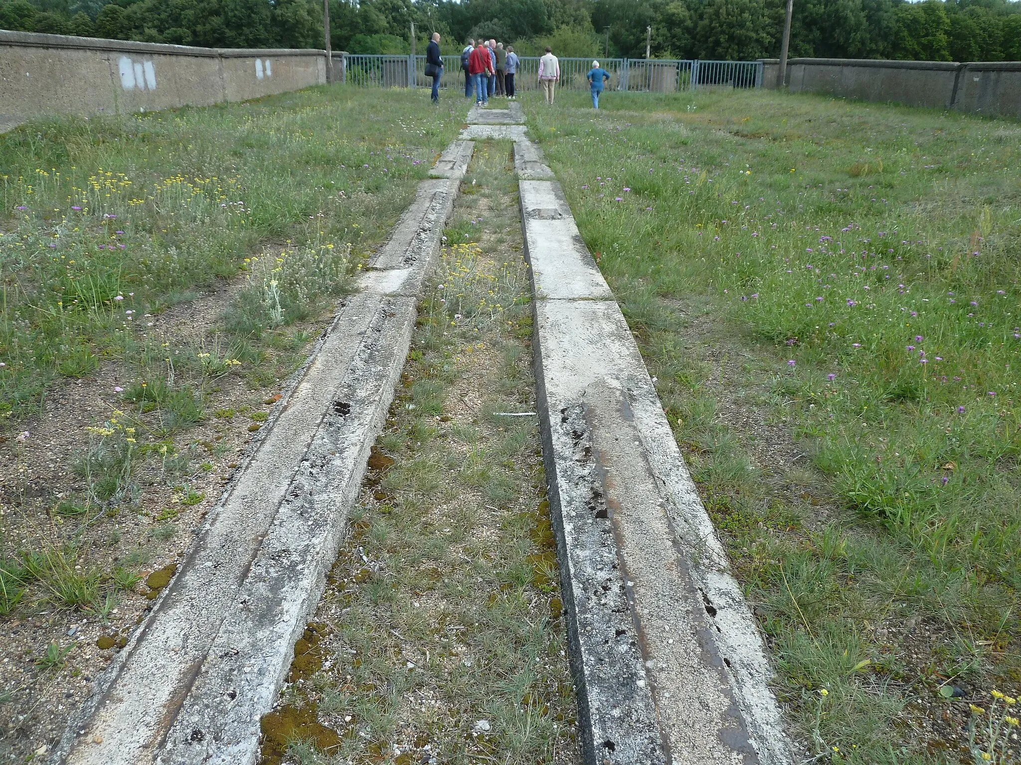 Photo showing: Forst ,Lange Brücke, Baudenkmal, Gleisfundament der Forster Stadteisenbahn