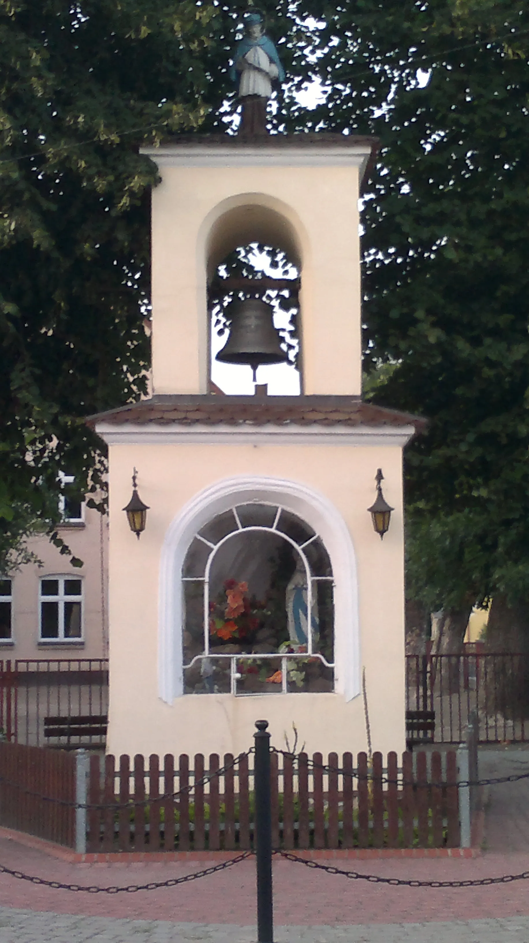 Photo showing: Dzwonnica z figurą Matki Boskiej Niepokalanej i dzwonem z 1910 r