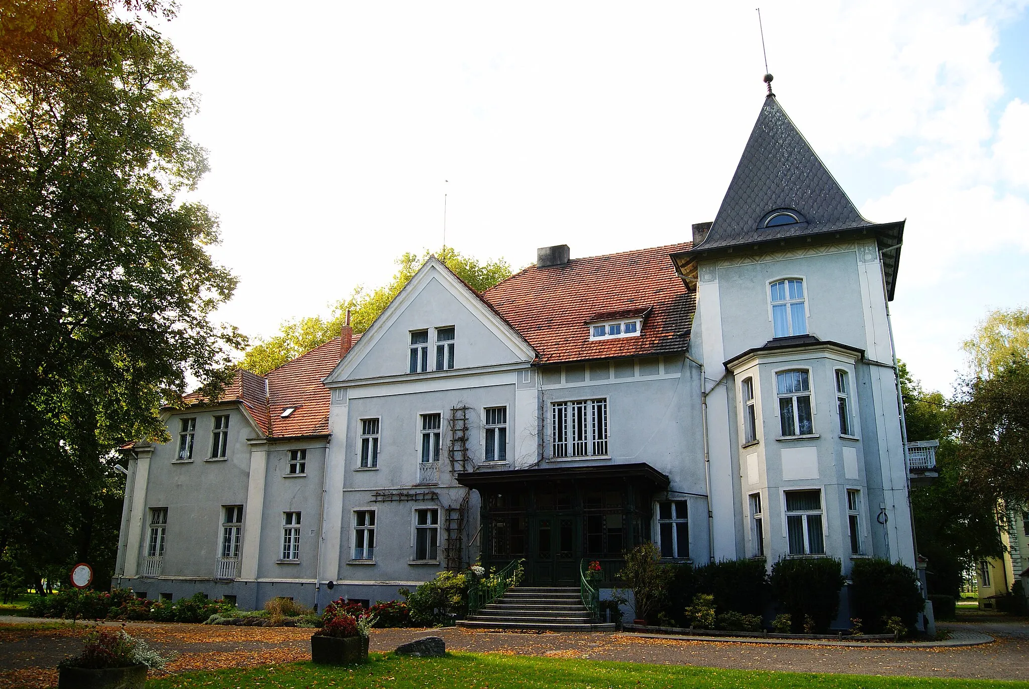 Photo showing: Trzcianka - zespół pałacowy: pałac z 2. poł. XIX w., 1910, park z XIX w. (zabytek nr 1777/A)