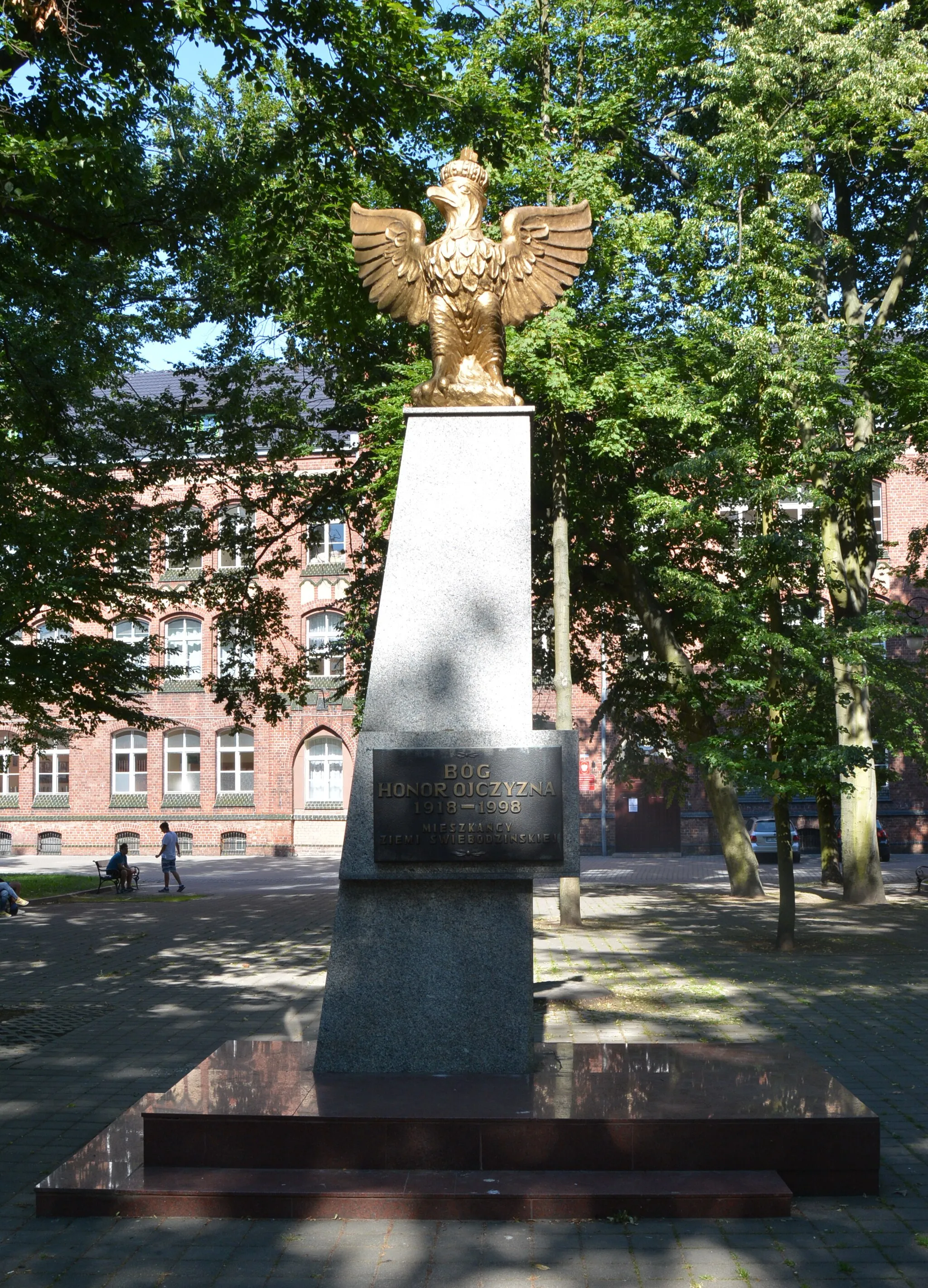 Photo showing: Pomnik "Bóg Honor Ojczyzna 1918 - 1998" w Świebodzinie