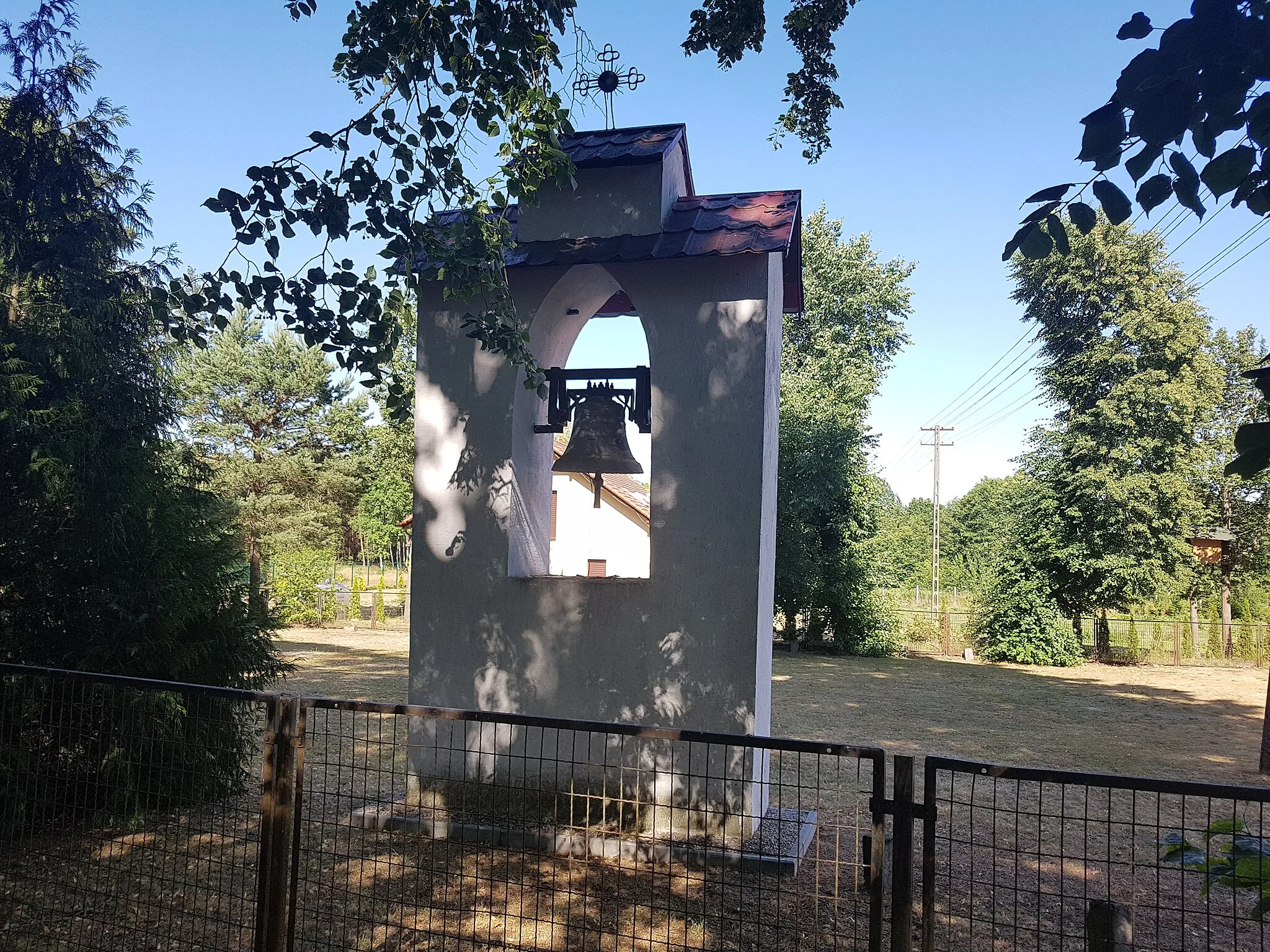 Photo showing: Dzwonnica nieopodal kaplicy