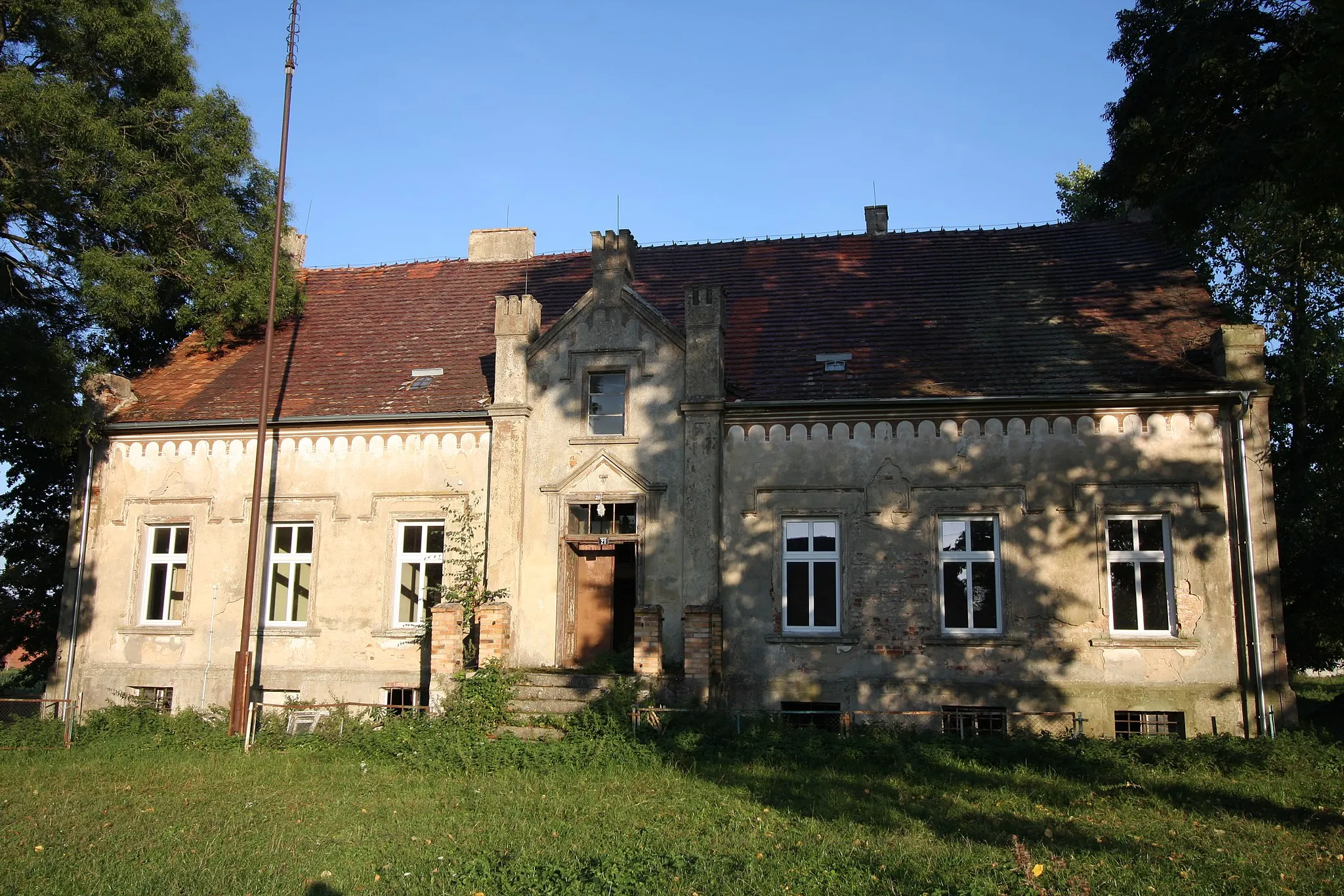 Photo showing: Rusinów, Dwór, mur., ost., ćw. XIX w.