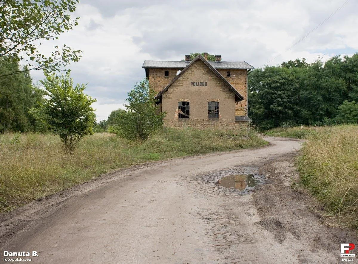 Photo showing: Nieco oddalone od wsi zabudowania stacji kolejowej na linii Wierzbno-Rzepin.