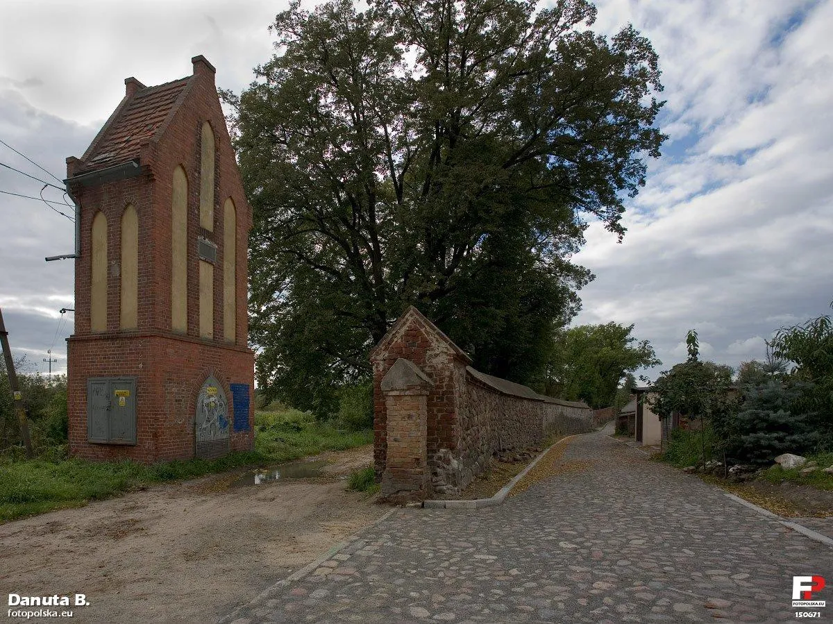 Photo showing: Mury miejskie przerwane na szerokości ul. Strażniczej , która zresztą w tym miejscu ma swój koniec. Dalej teren opada w dół i widać jakieś tereny zielone.