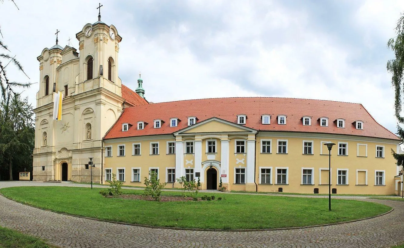 Photo showing: Klasztor Misjonarzy Oblatów Maryi Niepokalanej w Obrze k/Wolsztyna. Budynek na wprost z żółtą elewacją to Wyższe Seminarium Duchowne, a dokładniej Wydział Teologiczny (Sekcja w Obrze) Uniwersytetu im. Adama Mickiewicza. Po lewej kościół pw. św. Jakuba Apostoła. (Zdjęcie sklejone z trzech fotografii).