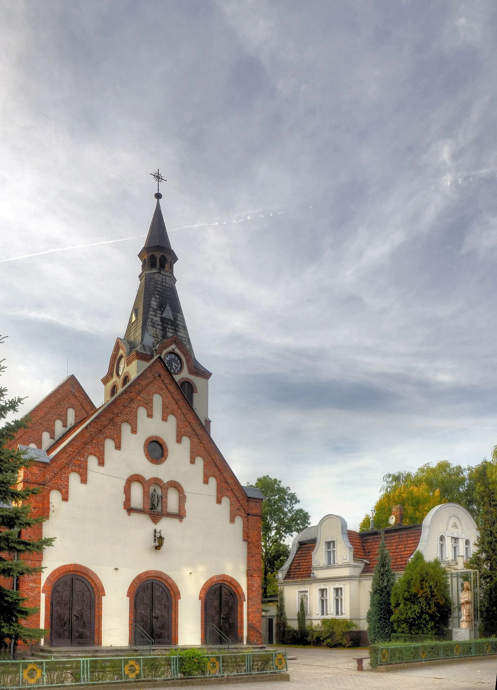 Photo showing: kościół par. pw. MB Nieustającej Pomocy z 1896 r.
Nowy Tomyśl, ul. Piłsudskiego 33, Nowy Tomyśl