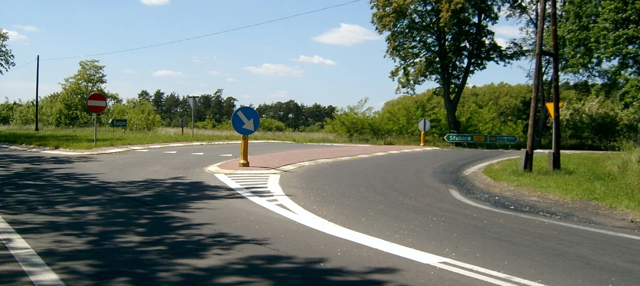 Photo showing: Kreuzung östlich von Nowe_Biskupice, Richtung, Rzepin, Gorzów Wielkopolski/Sulęcin und über Nowe Biskupice nach Słubice.