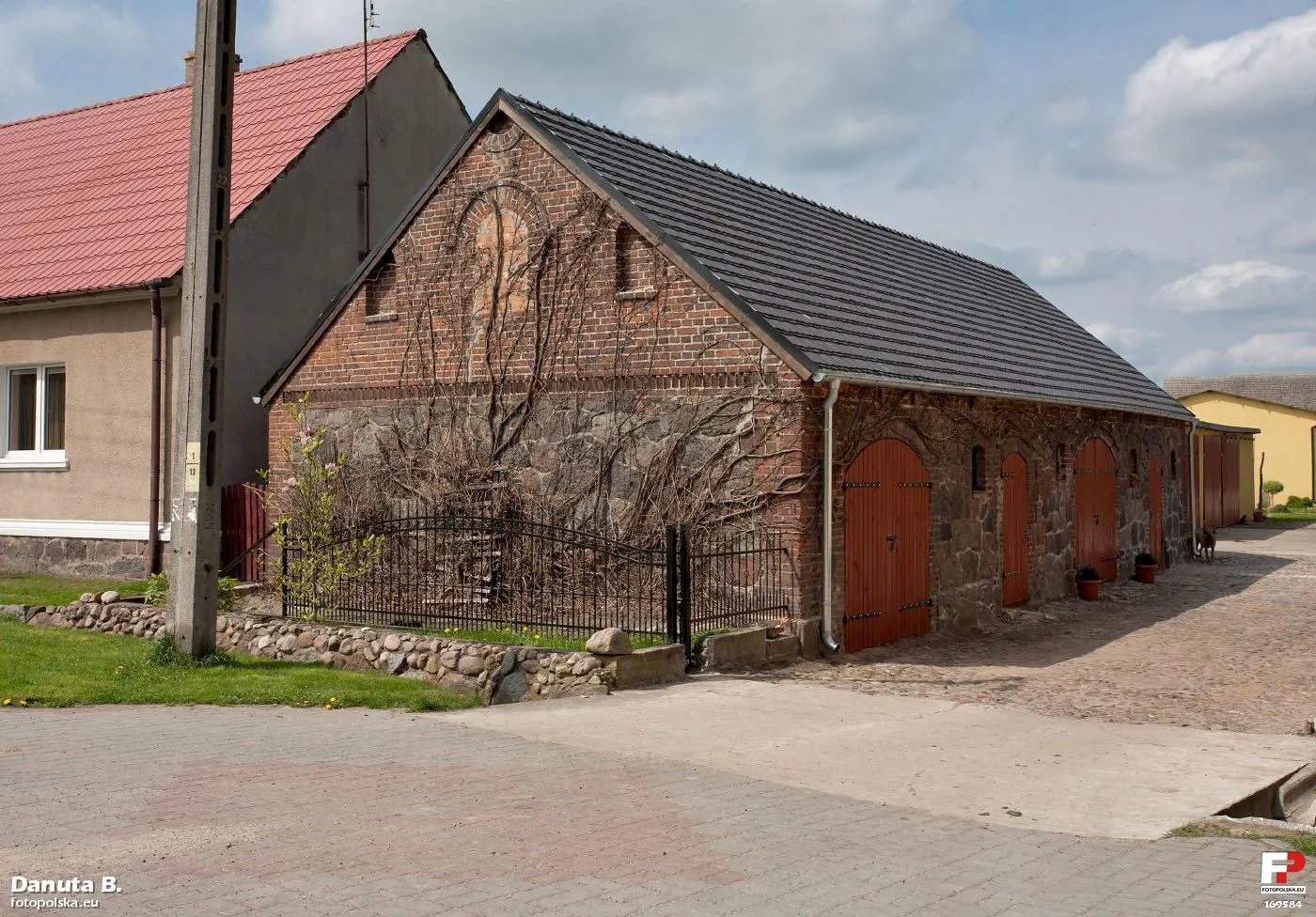 Photo showing: Ładnie murowany z kamienia polnego i cegły budynek gospodarczy (chlewik?), wyjątkowo starannie wyremontowany.