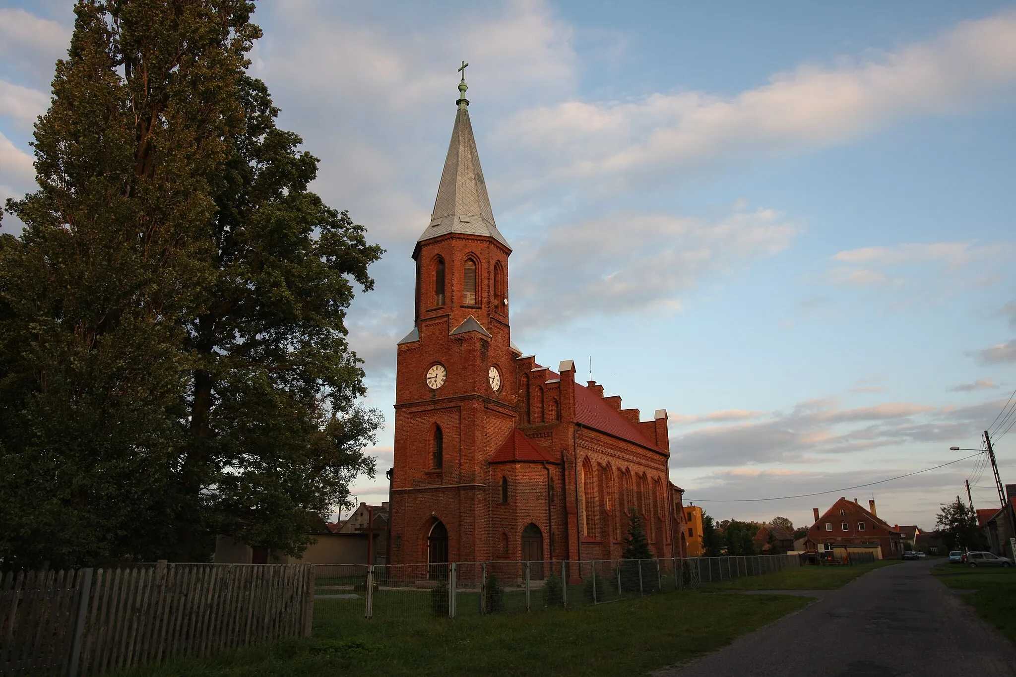 Photo showing: Lutol Suchy - dawny kościół ewangelicki, obecnie rzymskokatolicki filialny p.w. św. Piotra i Pawła, 1889