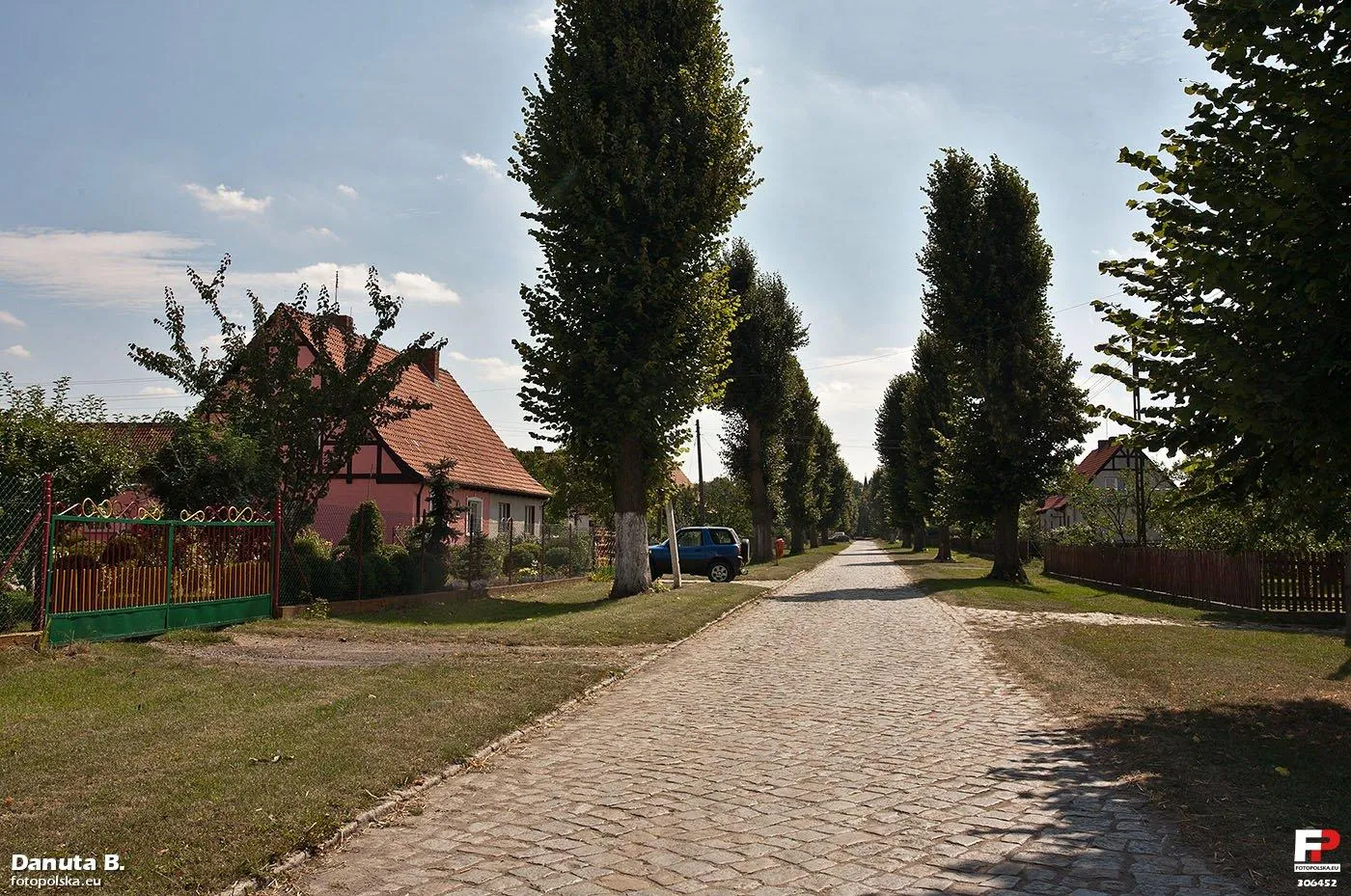 Photo showing: Część wsi, zwana Nowym Kurskiem, wybudowana została w latach 1938-39 wraz z kościołem i remizą dla niemieckich przesiedleńców. Osada, powstała na południe od linii kolejowej i Starego Kurska. Niemcy od lat budujący bunkry w rejonie Międzyrzeckiego Rejonu Umocnionego przesiedlali mieszkańców całych wsi. Dla tych rolników przygotowywano nowe miejsca do mieszkania i pracy. Widać je dziś dokładnie, mimo licznych przebudów, jakich dokonano szczególnie w ostatnich latach. Były to zagrody złożone z domu mieszkalnego, stodoły i budynku gospodarczego. Środek stanowiło podwórze. Wszystkie jednakowe, częściowo murowane, reszta w konstrukcji drewnianej, ryglowej. Główna droga wiedzie od kościoła (za moimi placami) do stacji kolejowej.