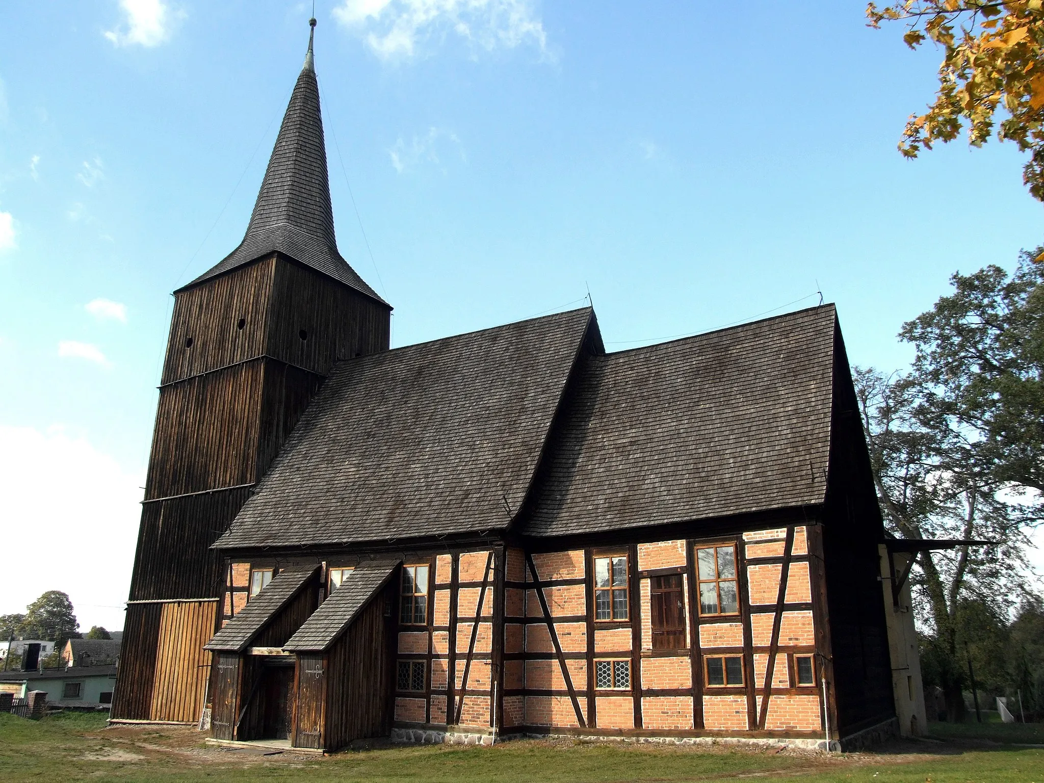 Photo showing: The 17th century church in Klępsk, Poland

Author: Mohylek 12:28, 24 October 2006 (UTC)