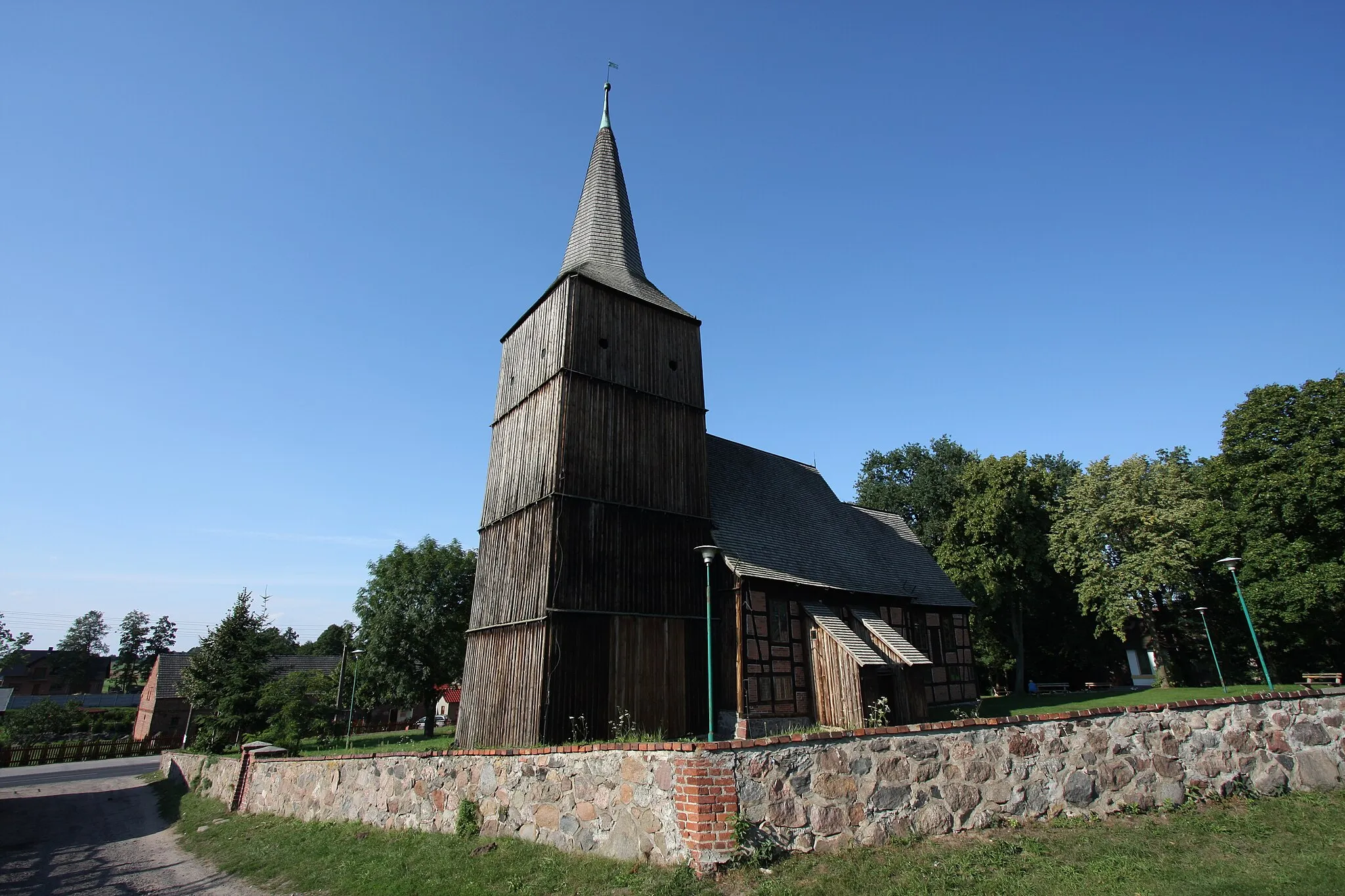 Photo showing: Klępsk, kościół ewangelicki, ob. rzym.-kat. fil. p.w. Nawiedzenia NMP, szach.-drewn., XVI, XVIII (zabytek nr rejestr. L-366/A)