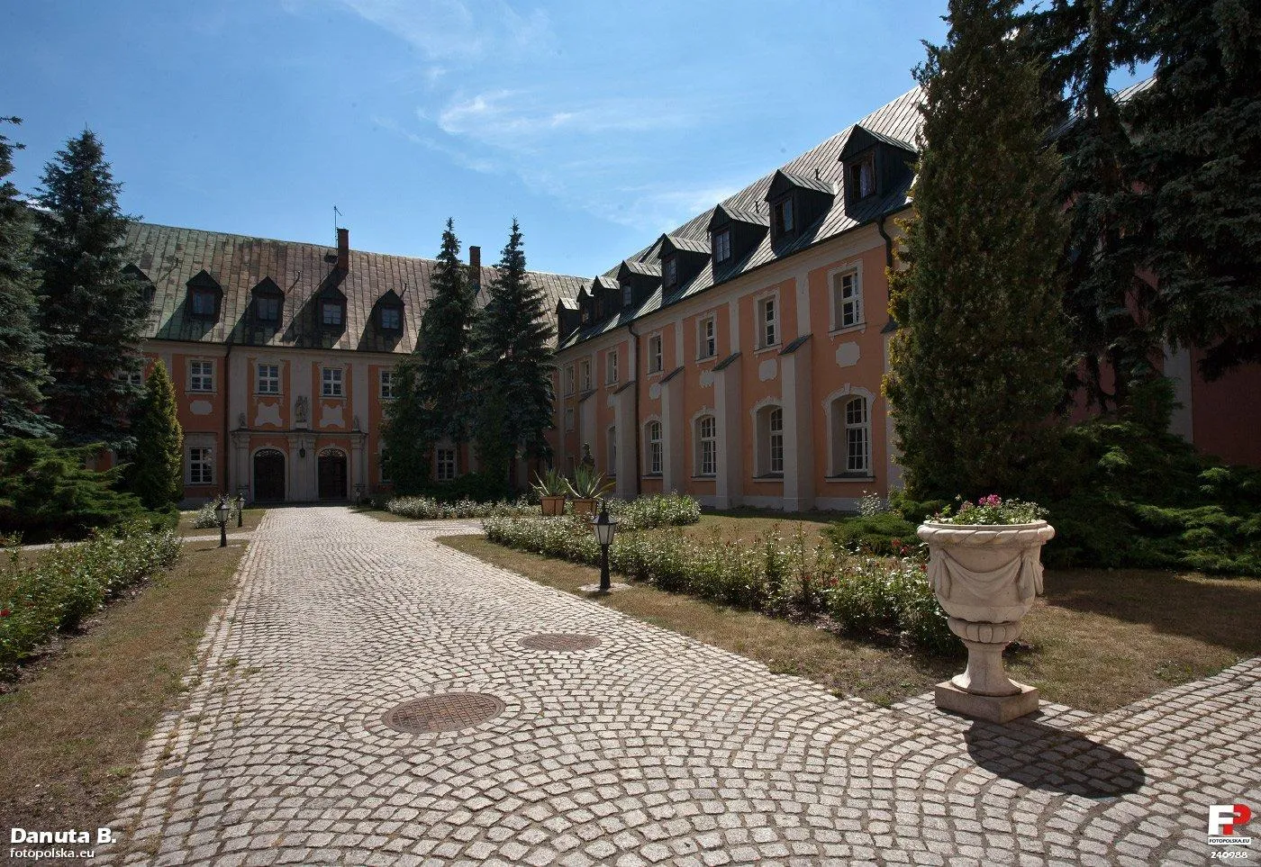 Photo showing: Wewnętrzny dziedziniec otoczony budynkami seminarium.