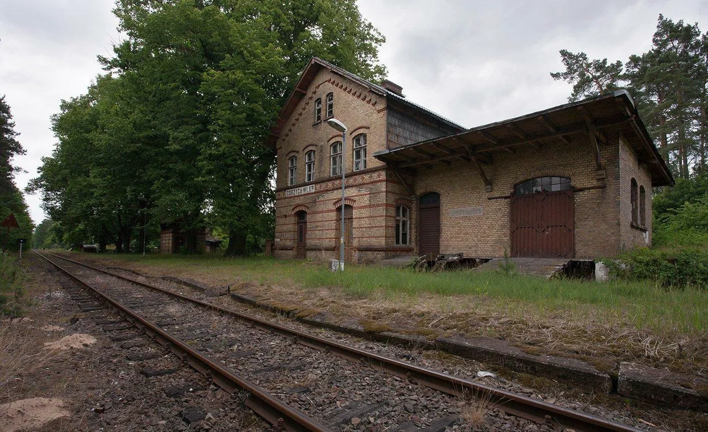 Photo showing: Nieużywany i nie zamieszkany budynek dworca przy czynnej linii Wierzbno - Rzepin. Budynek dworca połączony z magazynem, elewacja starannie murowana z dwukolorowej cegły. Stacja położona jest w lesie, spory kawałek od wsi. Budynkowi dworca towarzyszy, jak zwykle, dom mieszkalny dla obsługi. Obiekt fantastyczny jako letnisko.