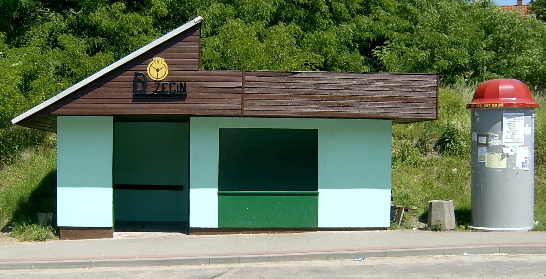 Photo showing: A bus stop in Drzecin, in the Słubice commune, in the Lubuskie Voivodeship of Poland.