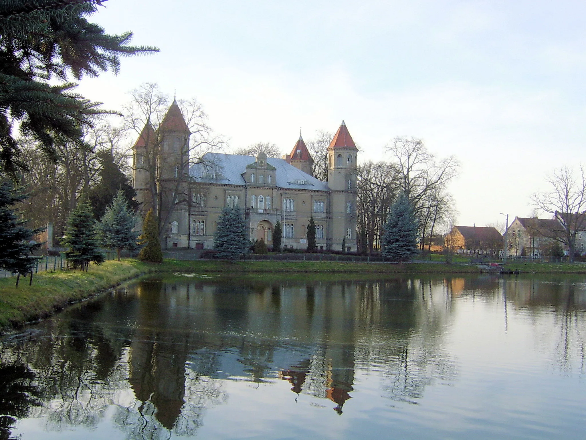 Photo showing: Dąbrówka Wielkopolska - widok na neorenesansowy pałac.