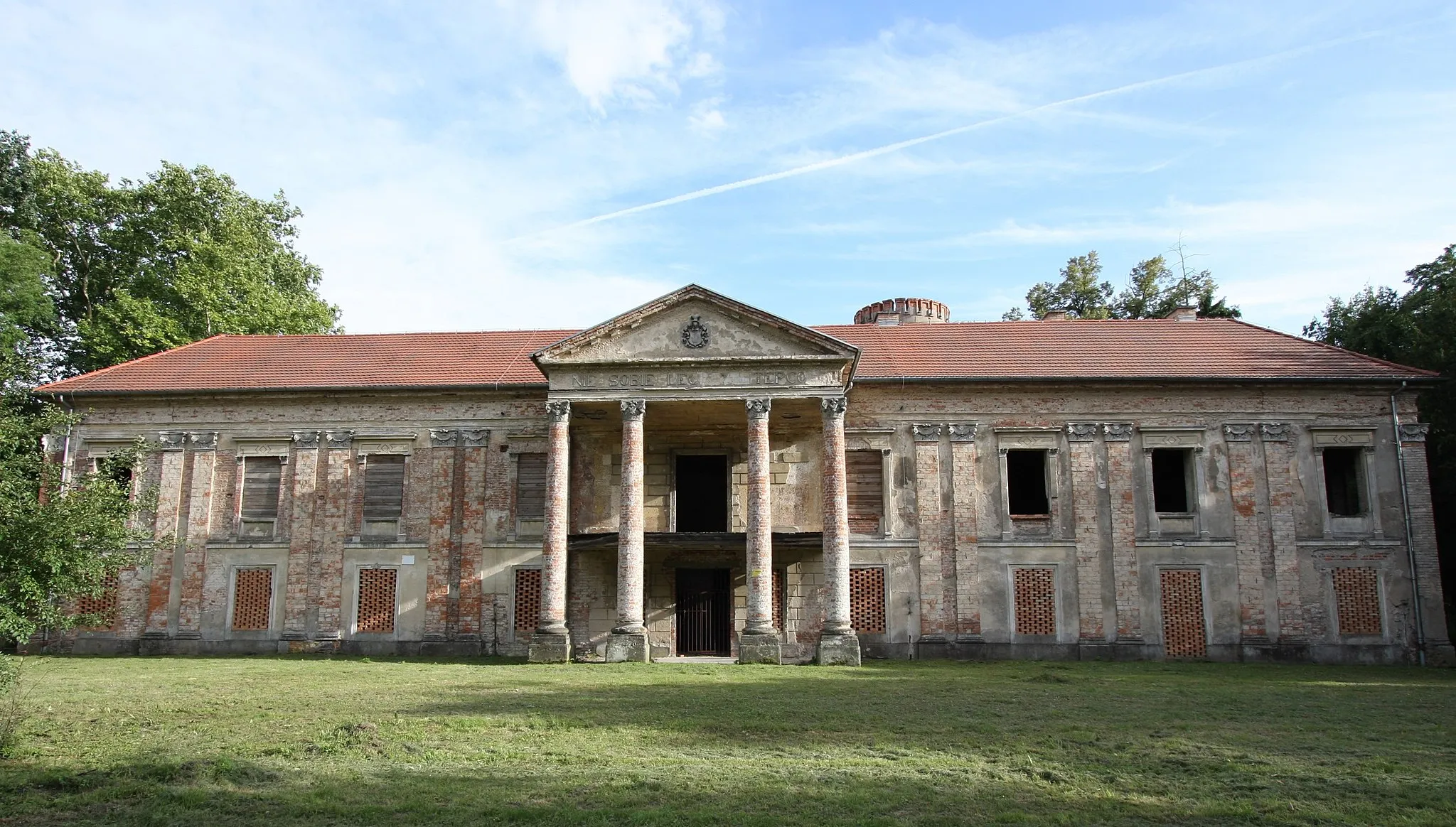 Photo showing: Chobienice, pałac, mur., pocz. XIX