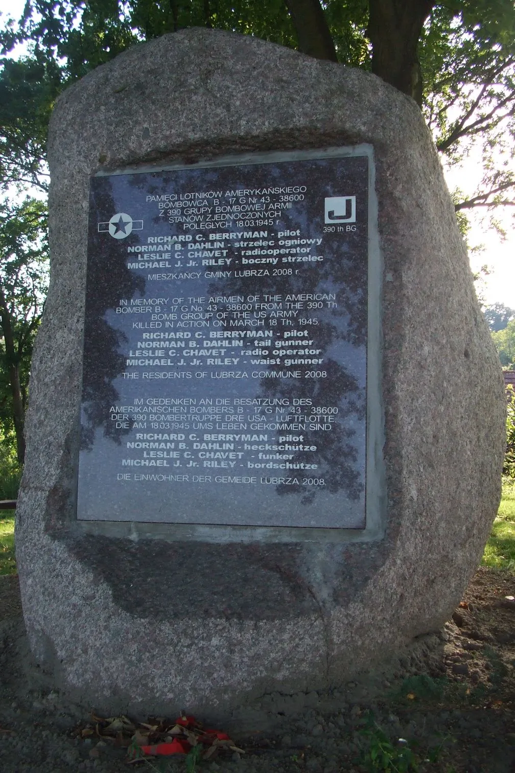 Photo showing: Pomnik ku pamięci lotników amerykańskich poległych 18 marca 1945 roku