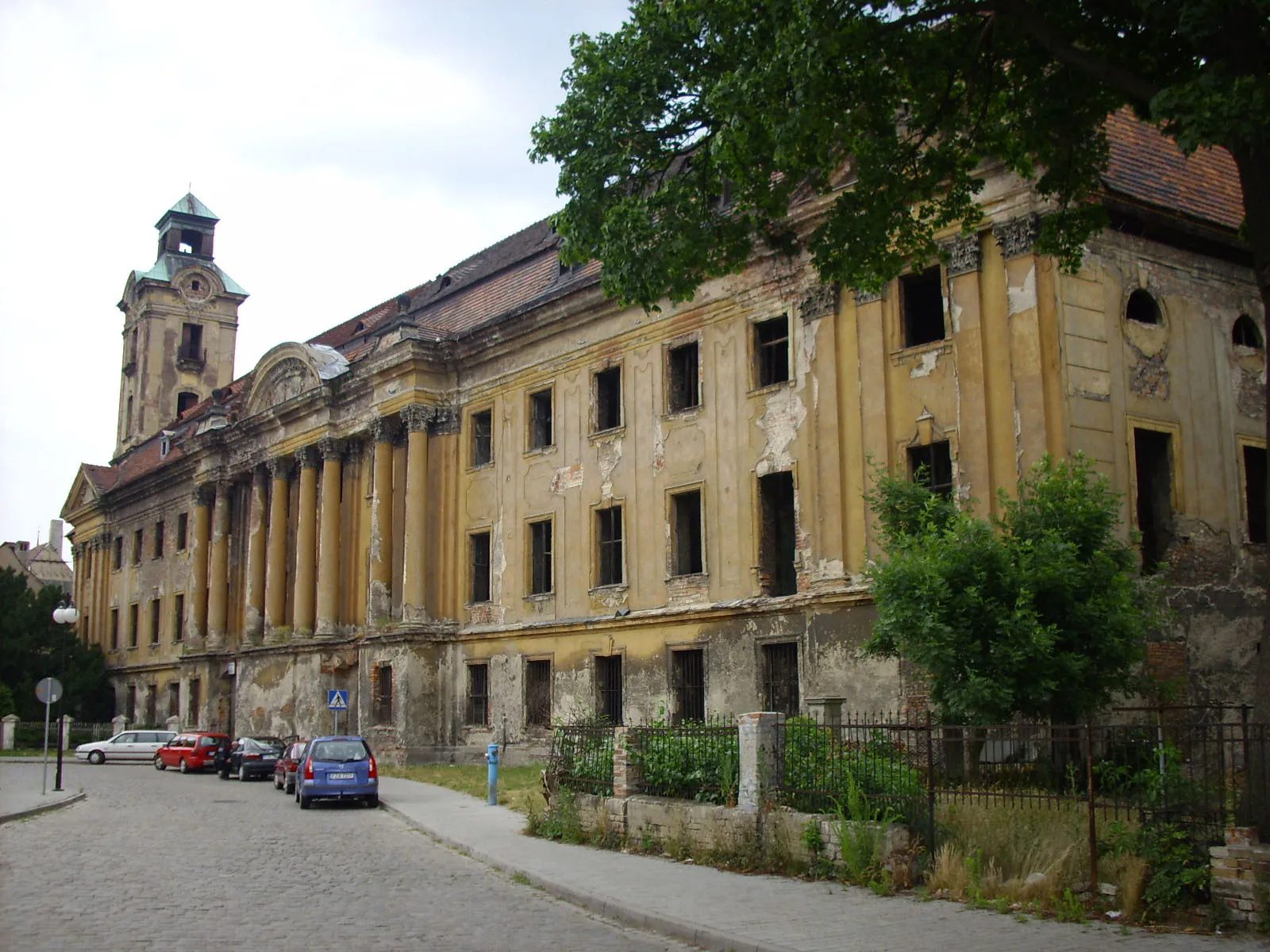 Photo showing: Palace in Zary and tower of castle.