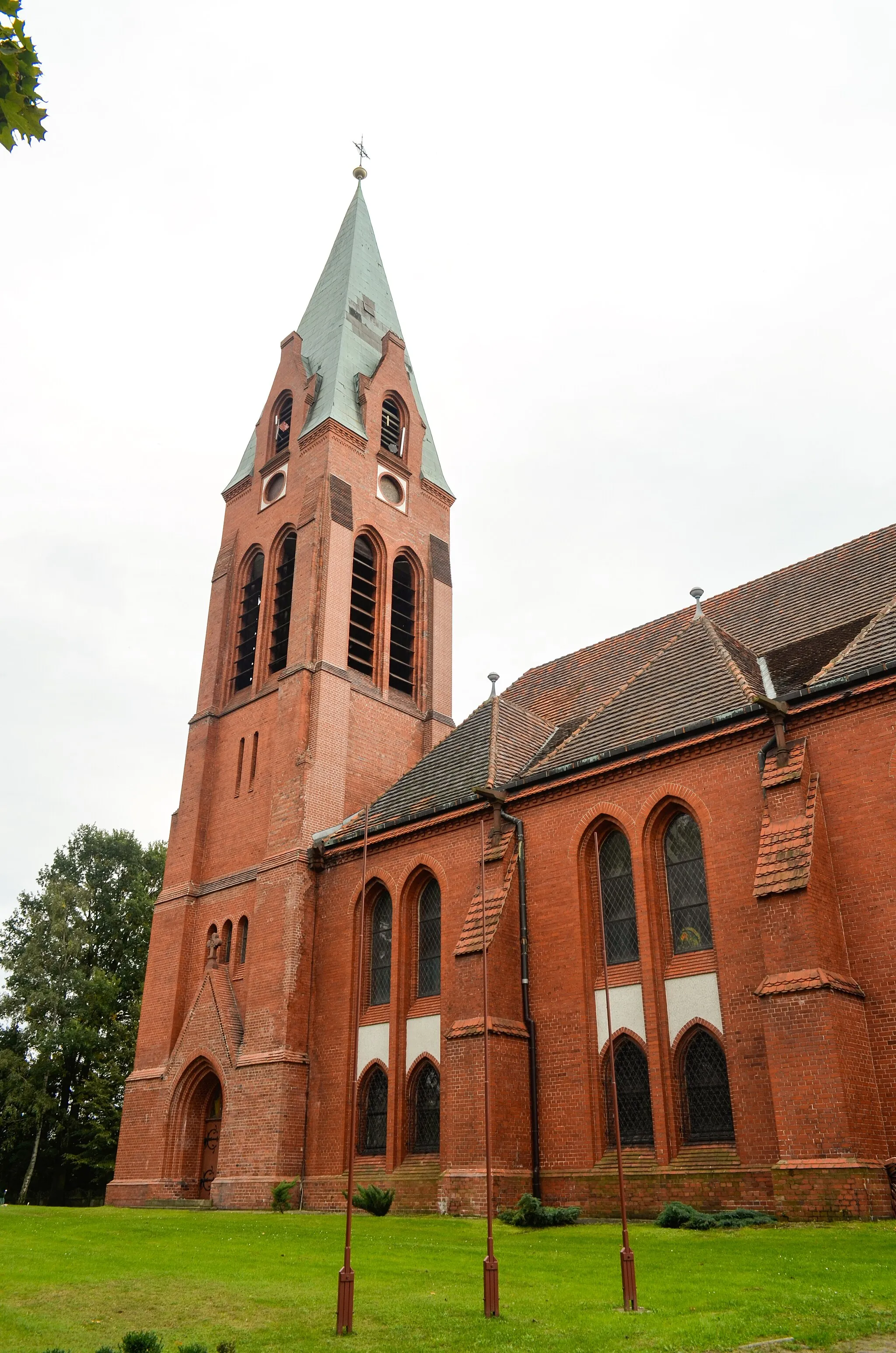 Photo showing: Żary, ul. Wyzwolenia - dawny kościół ewangelicki, obecnie rzymskokatolicki parafialny p.w. Matki Boskiej Szkaplerznej, 1895