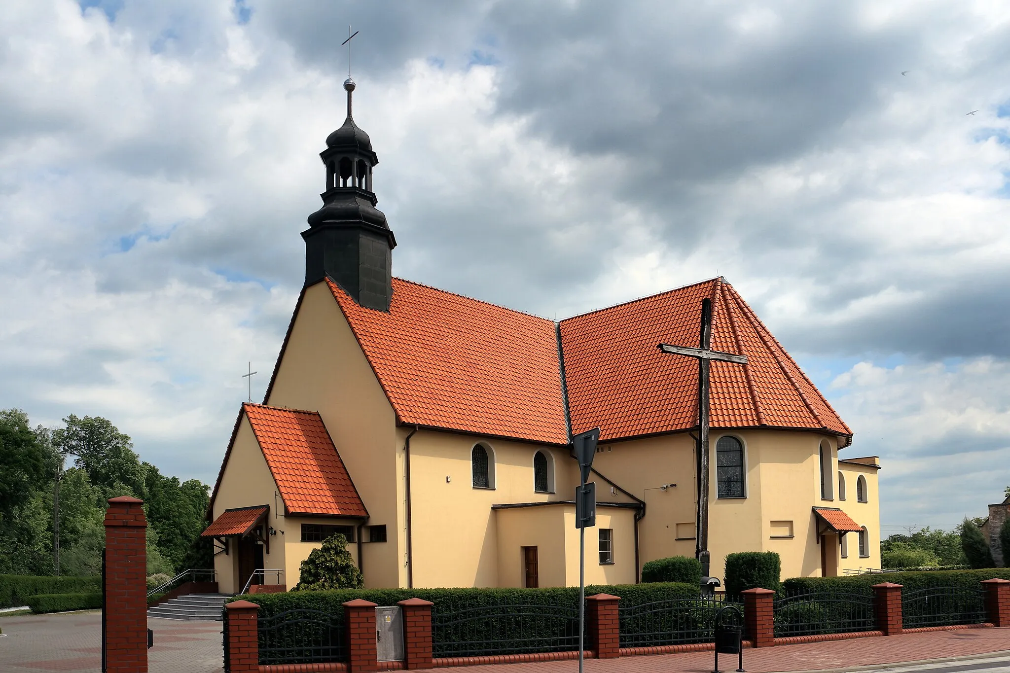 Photo showing: Szlichtyngowa, Rynek 28 - rzymskokatolicki kościół parafialny pw. Podwyższenia Krzyża Świętego, 1996-1999