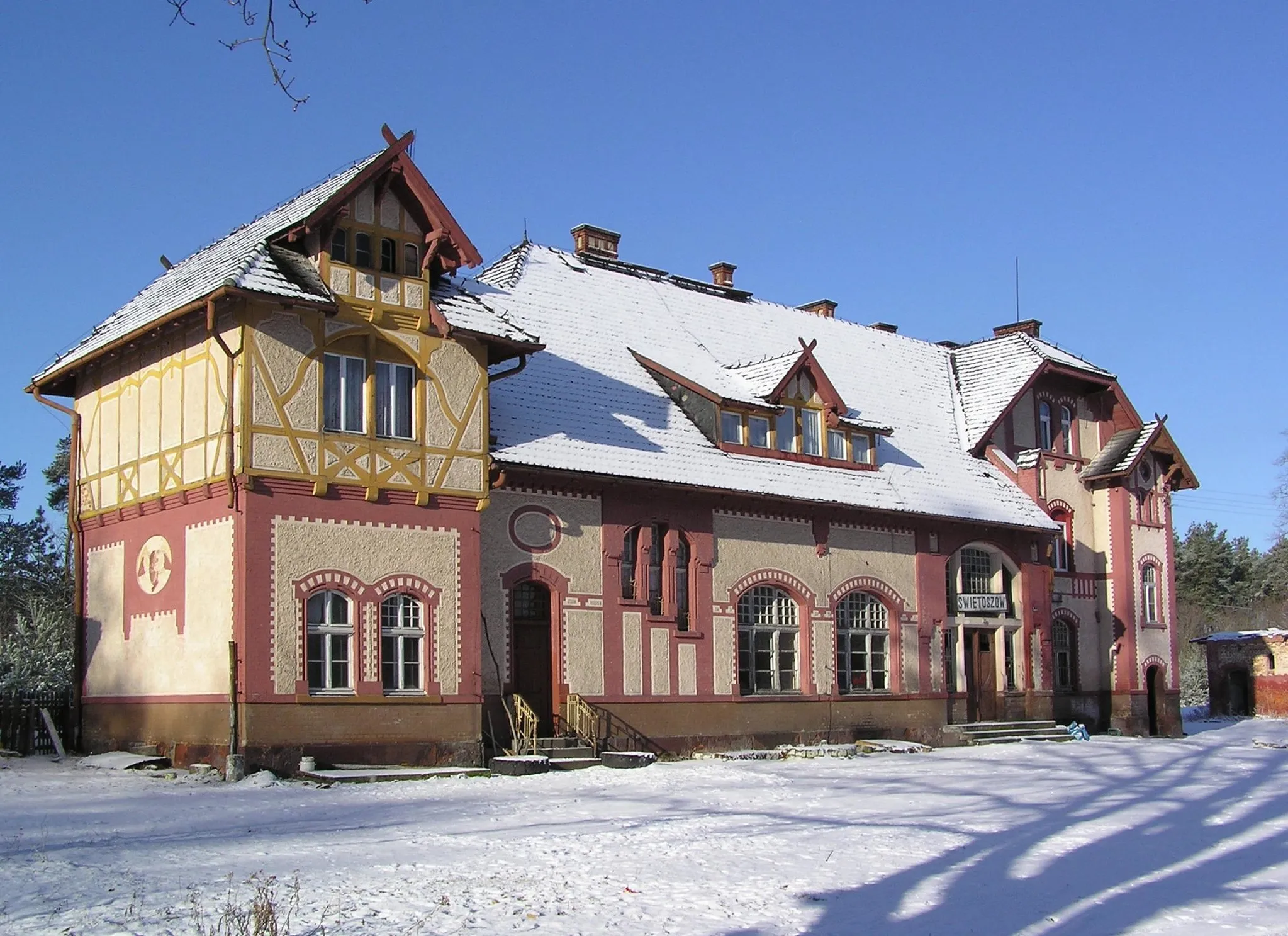 Photo showing: Nieczynny dworzec kolejowy w Świętoszowie.