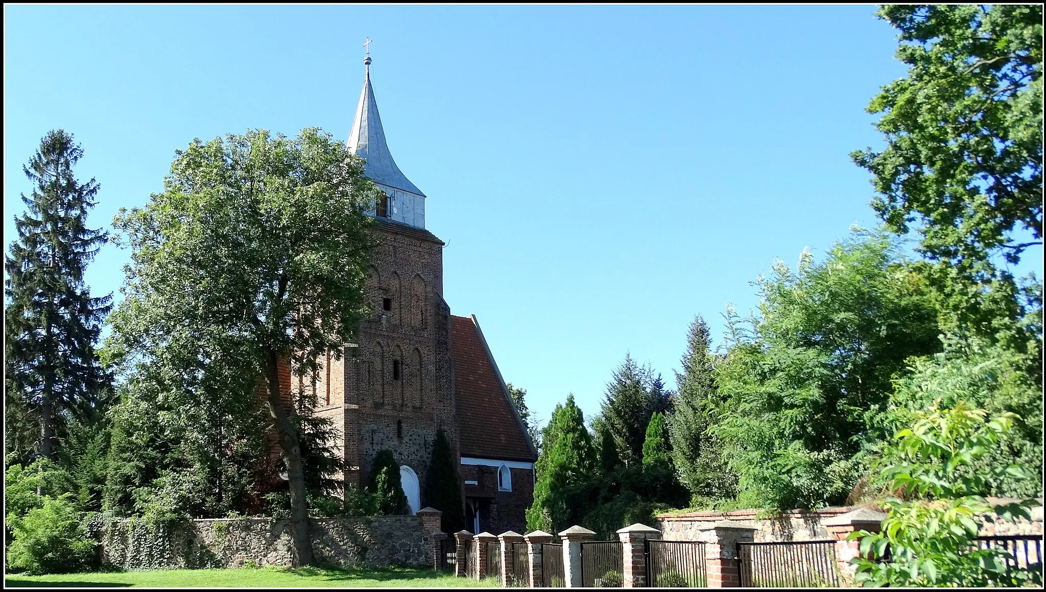 Photo showing: Siedlnica, church couples. P.W. Nativity of the Blessed Virgin Mary and St.. John the Evangelist, building in the Gothic style of the fourteenth century.
/ Gm. Wschowa / pow. wschowski / province. lubuskie