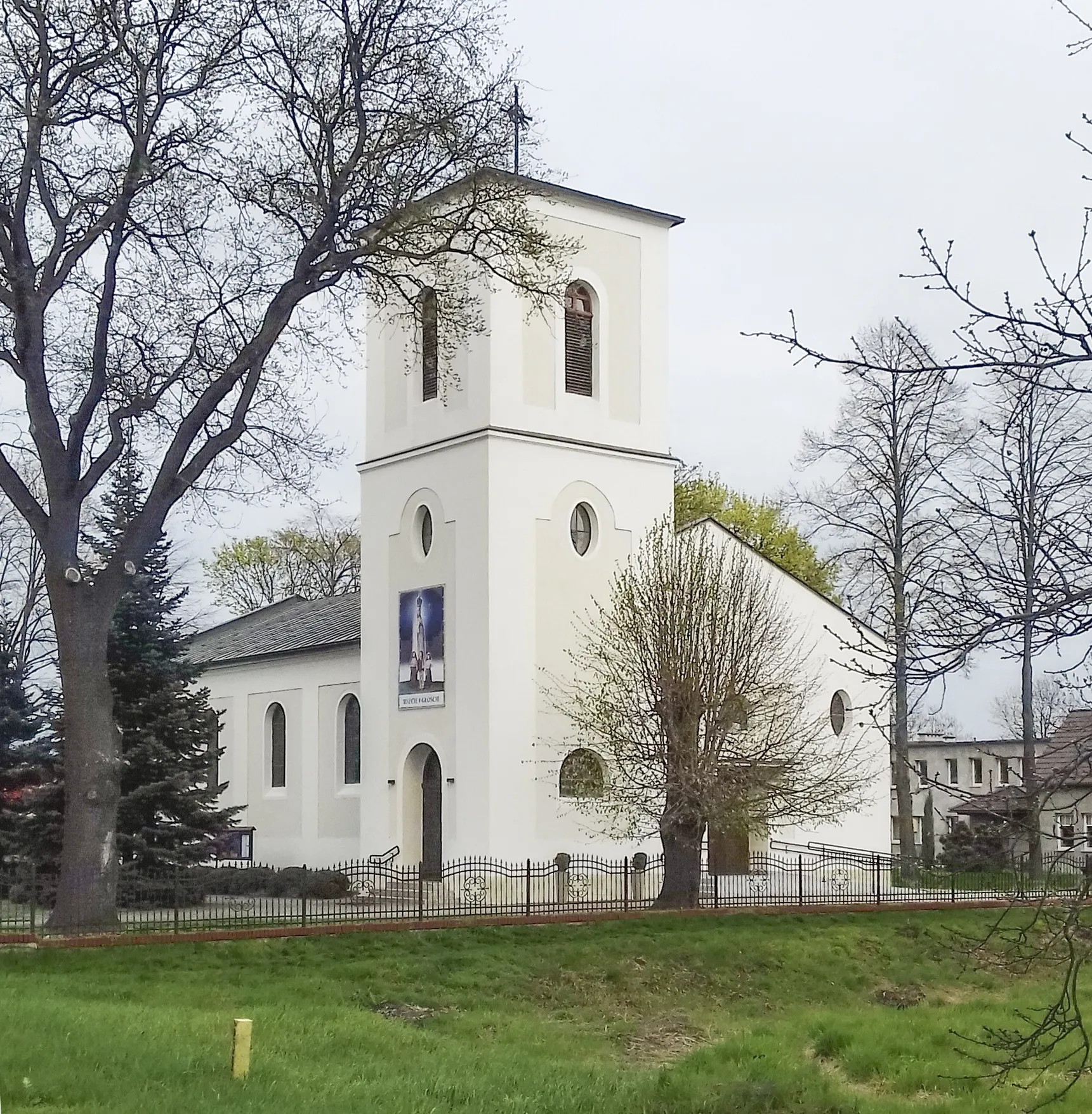 Photo showing: Postewangelicki kościół pod wezwaniem Świętych Apostołów Piotra i Pawła w Serbach - widok od strony zachodniej