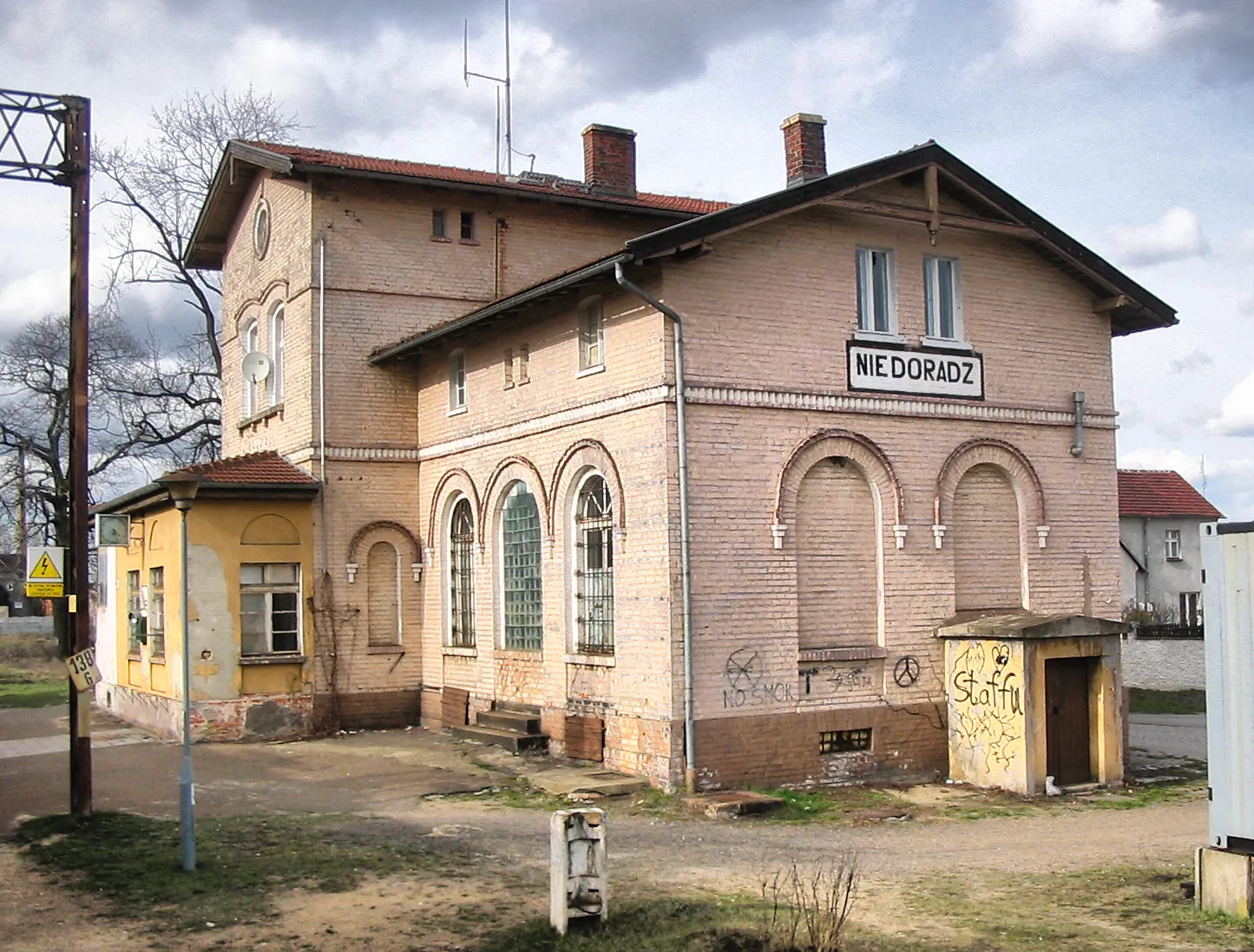 Photo showing: The train station inb Niedoradz (western Poland)