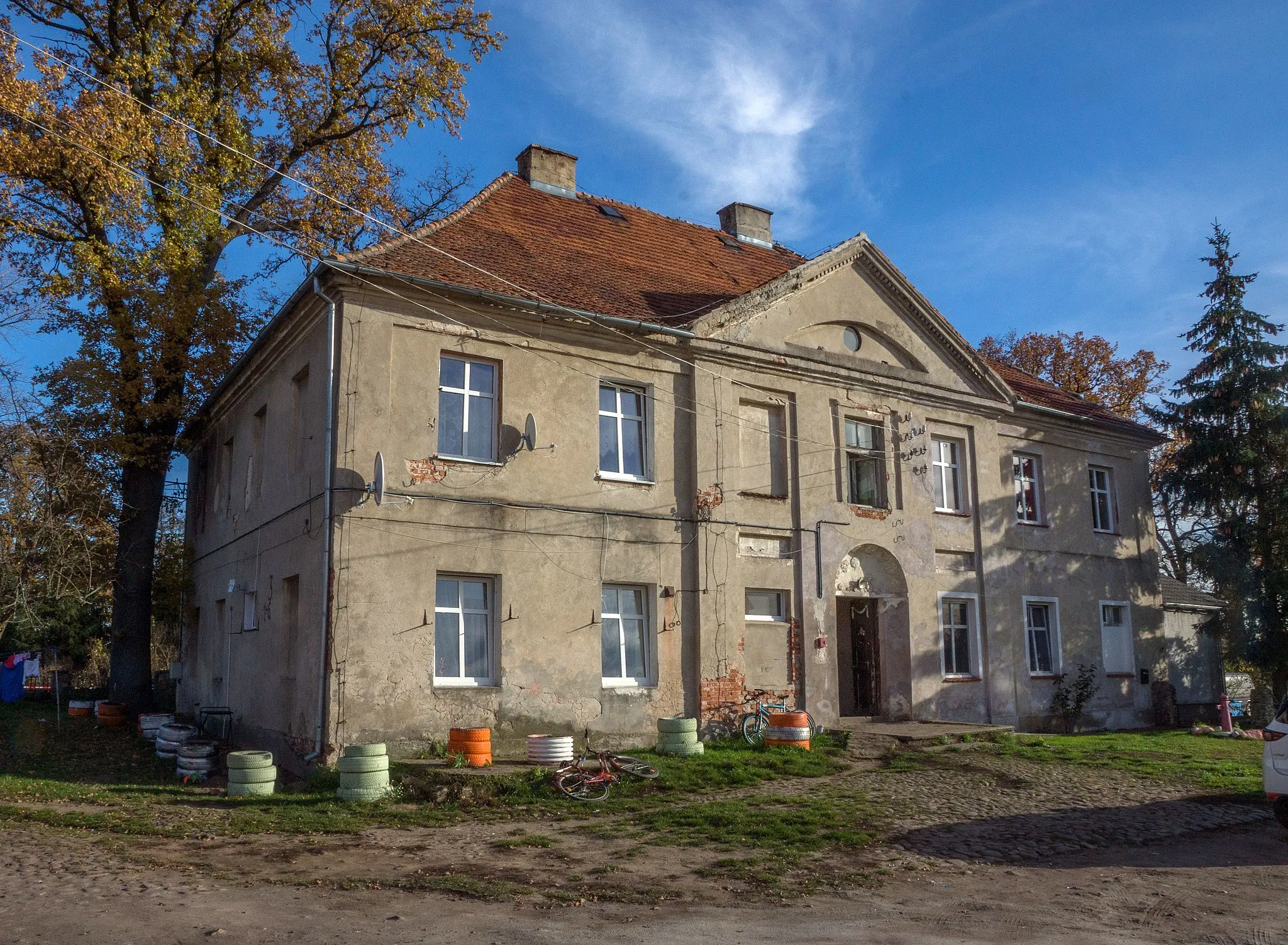 Photo showing: Książ Śląski near Kożuchów; its former mansion house, now divided into separate flats