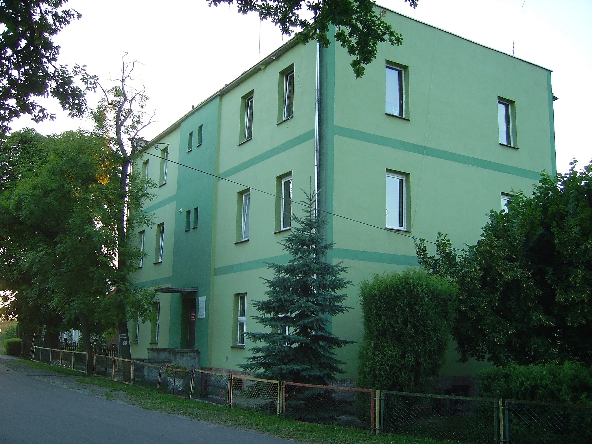 Photo showing: Dom w Jagodzinie  siedziba sztabu II armii Wojska Polskiego podczas forsowania Nysy Lużyckiej