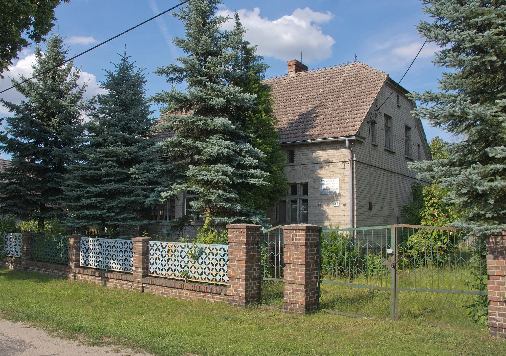 Photo showing: Dom w Grochowicach, w którym w roku 1967 mieszkał Edward Stachura