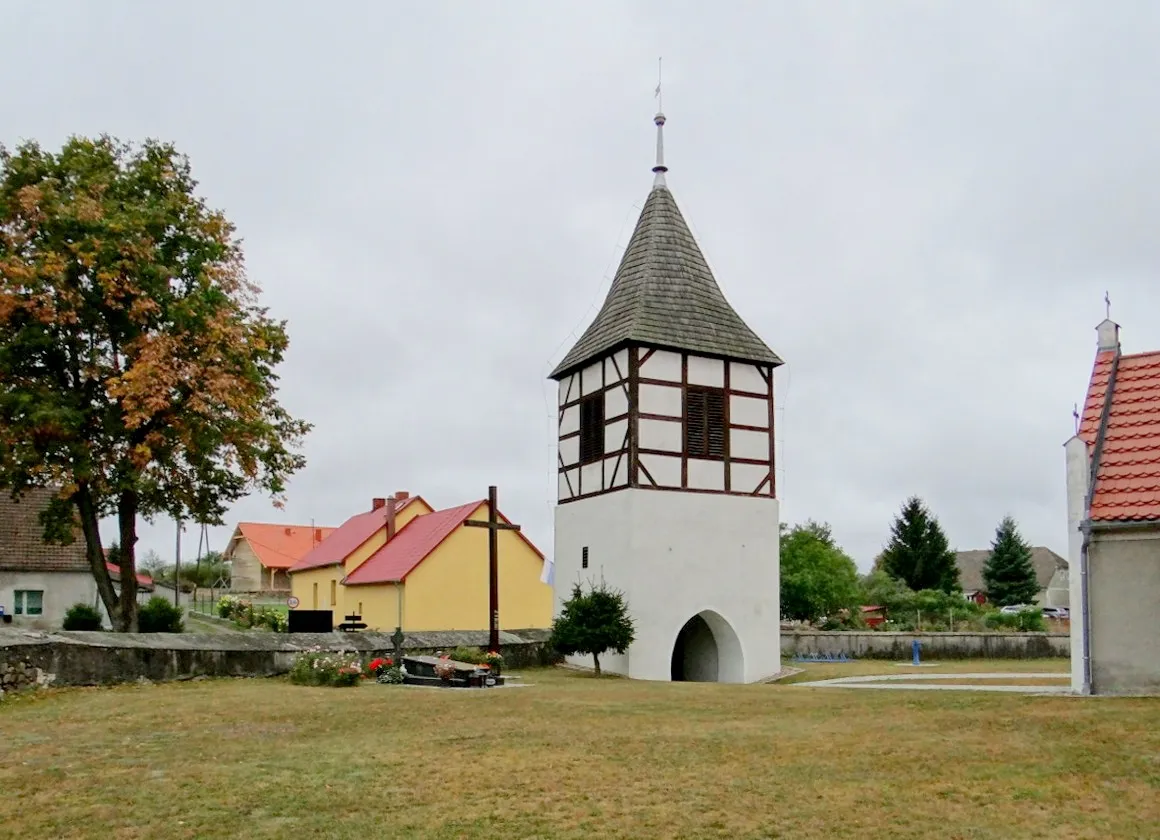 Photo showing: Biedrzychowice Dolne - Brama-dzwonnica z XV wieku