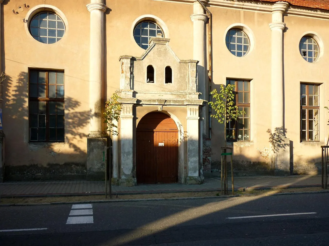 Photo showing: Boczne wejście do kościoła ewangelickiego od ulicy Kargowskiej.