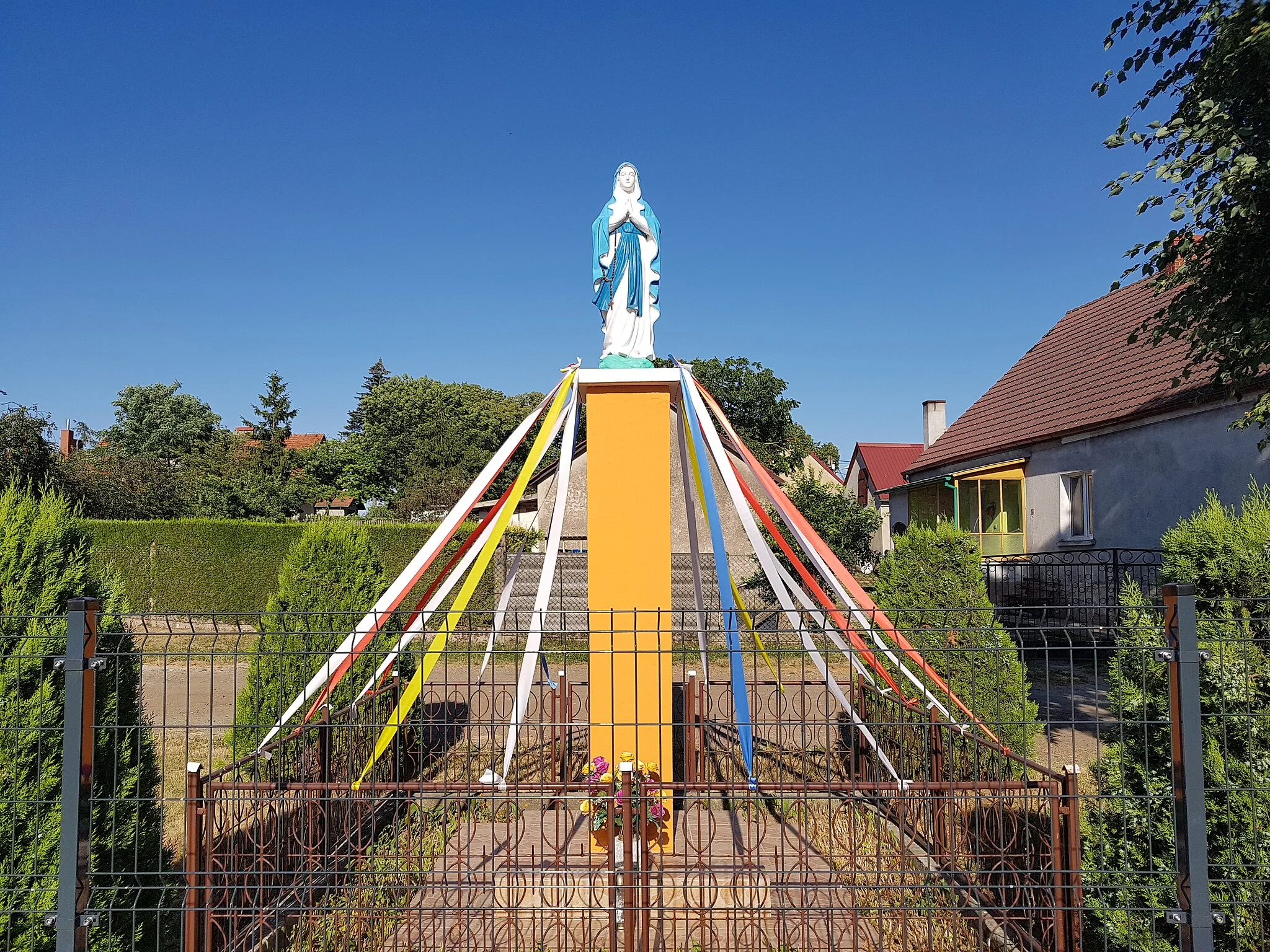 Photo showing: Figura Matki Boskiej nieopodal przystanku i placu zabaw