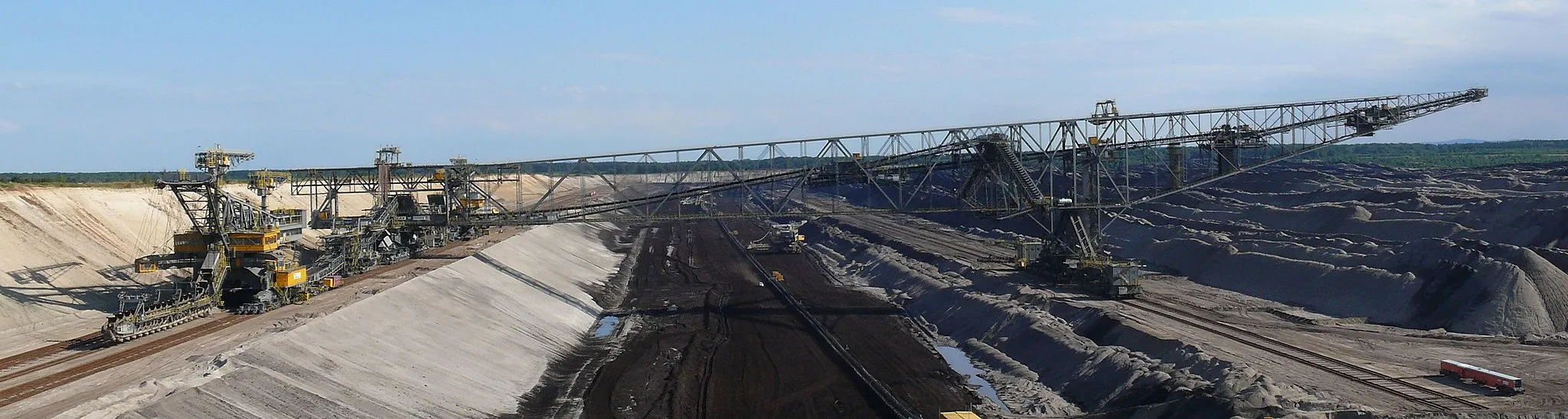 Photo showing: Overburden Conveyor Bridge of type F60 in the open cast mining Reichwalde, Lusatia, Germany.