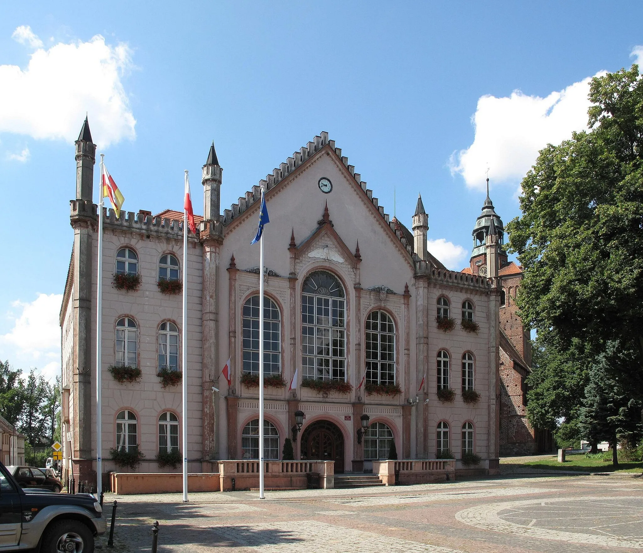 Photo showing: Gothic Revival city hall in Ośno Lubuskie, built 1841–1844 according to plans by the government architect Emil Flaminius. Ośno Lubuskie (german:Drossen)) is a town in Lubusz Voivodeship, Poland, with 3,800 inhabitants (2008).