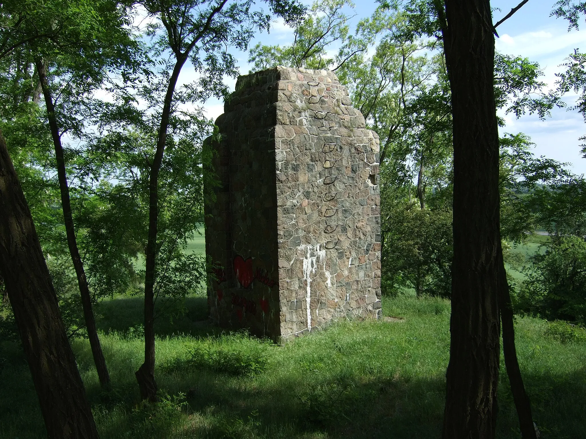 Photo showing: Bismarck memorial Bismarck-Säule auf dem Großen Kapberg in Booßen, Germany.