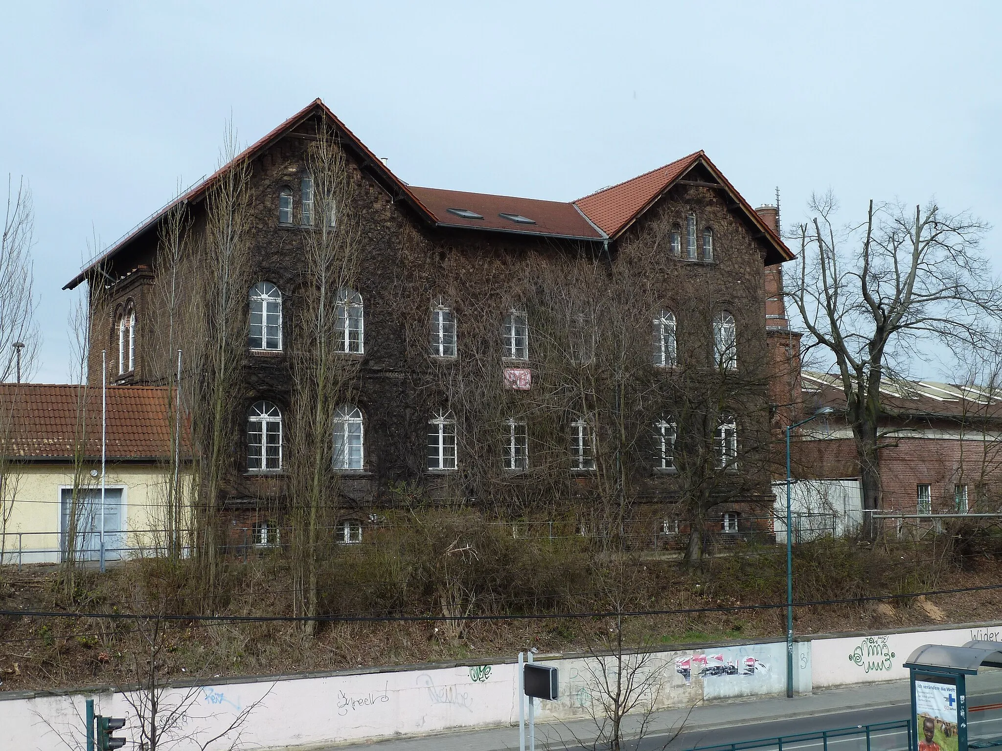 Photo showing: Denkmalgeschütztes Gebäude am Bahnhof Frankfurt (Oder), Teil des Kopfbahnhofs aus dem 19. Jahrhundert