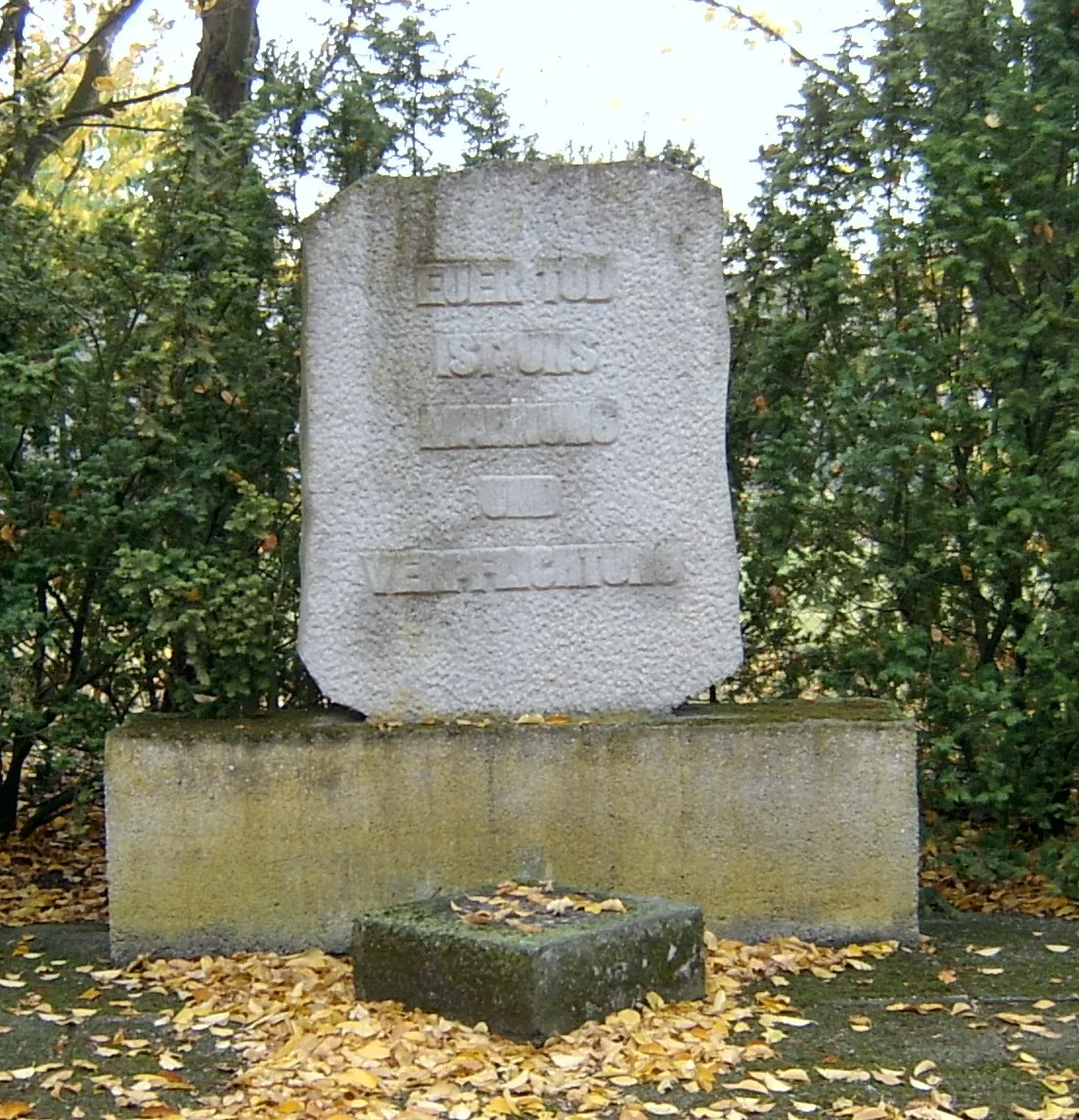 Photo showing: Grab für die Gefallenen im Friedhof Güldendorf/Frankfurt (Oder). Inschrift: Euer Tod ist uns Mahnung und Verpflichtung.