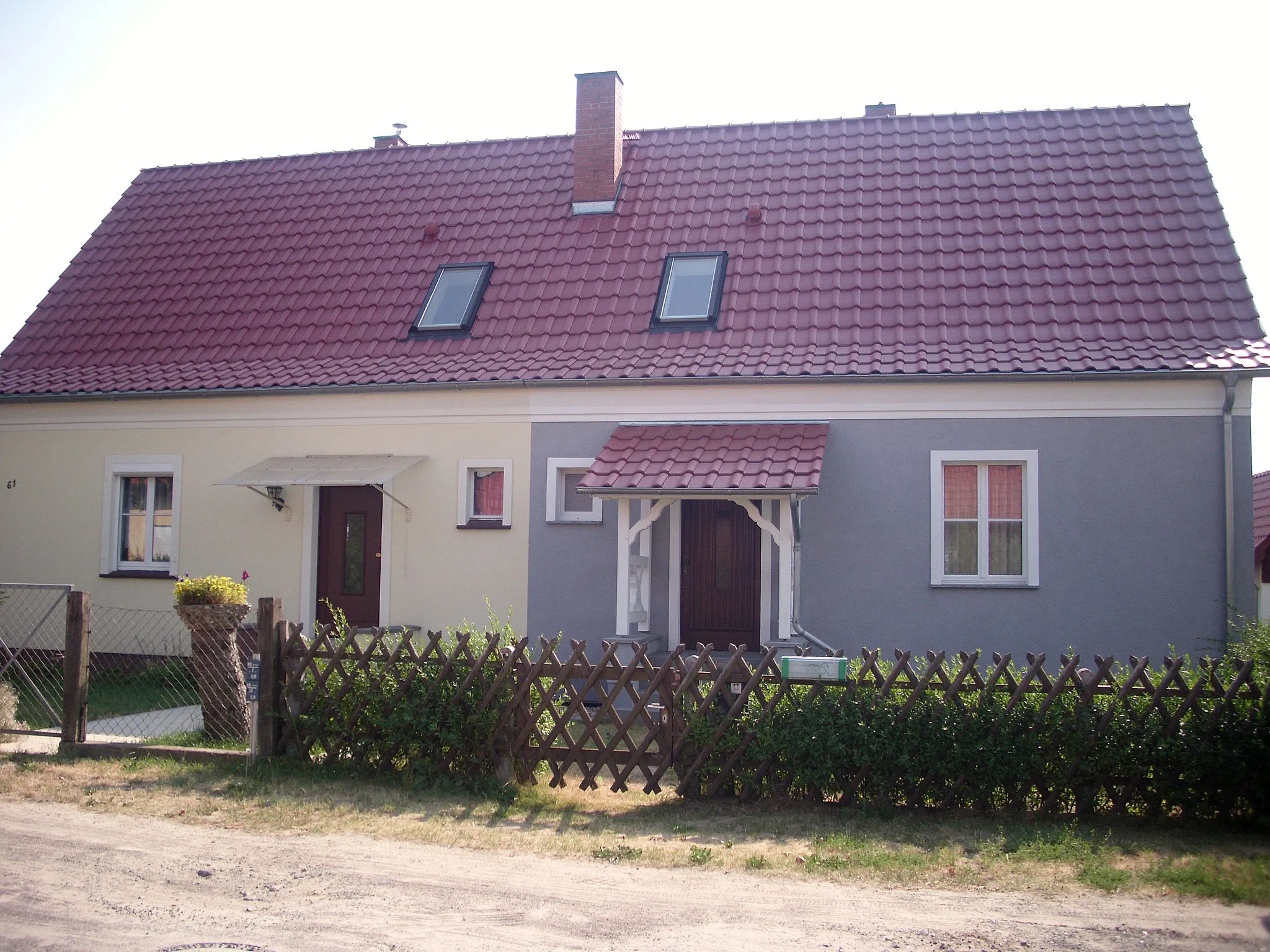 Photo showing: Doppelwohnhaus für Traktoristen, Ernst-Senckel-Weg 60/61 in Hohenwalde, Frankfurt (Oder), Brandenburg, Deutschland