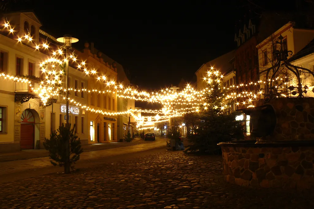 Photo showing: Zu den traditionellen Lichterfesten weihnachtlich beleuchtete Innenstadt von Spremberg/ Brandenburg/ Deutschland.