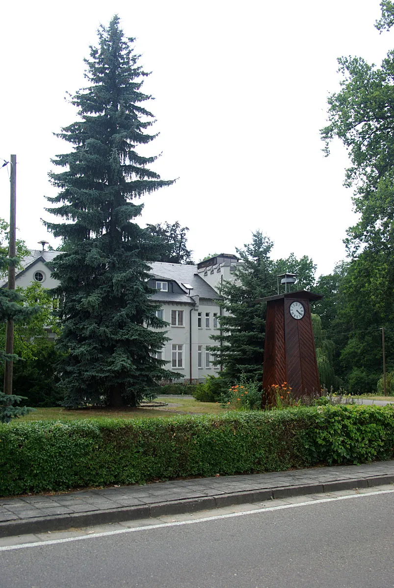 Photo showing: Village centre with clock tower of Klein Loitz, Brandenburg, Germany