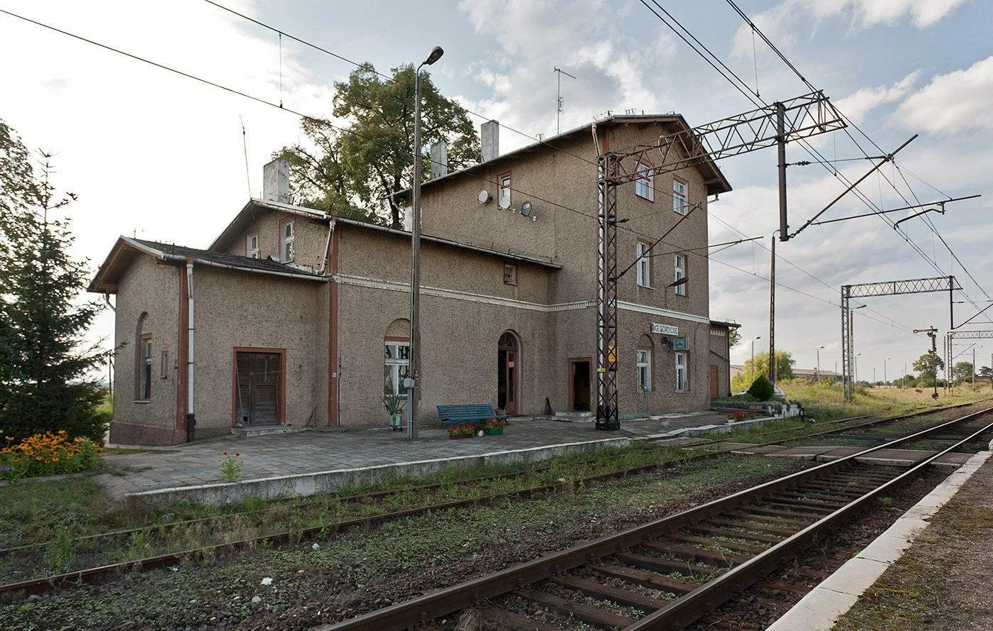 Photo showing: Budynek dworca wzniesiony w końcu XIX stulecia pierwotnie miał elewację ceglaną. Za PRLu zapewne został otynkowany, zmieniono również kształt okien. Przystanek na czynnej linii Wrocław Główny - Szczecin Główny.