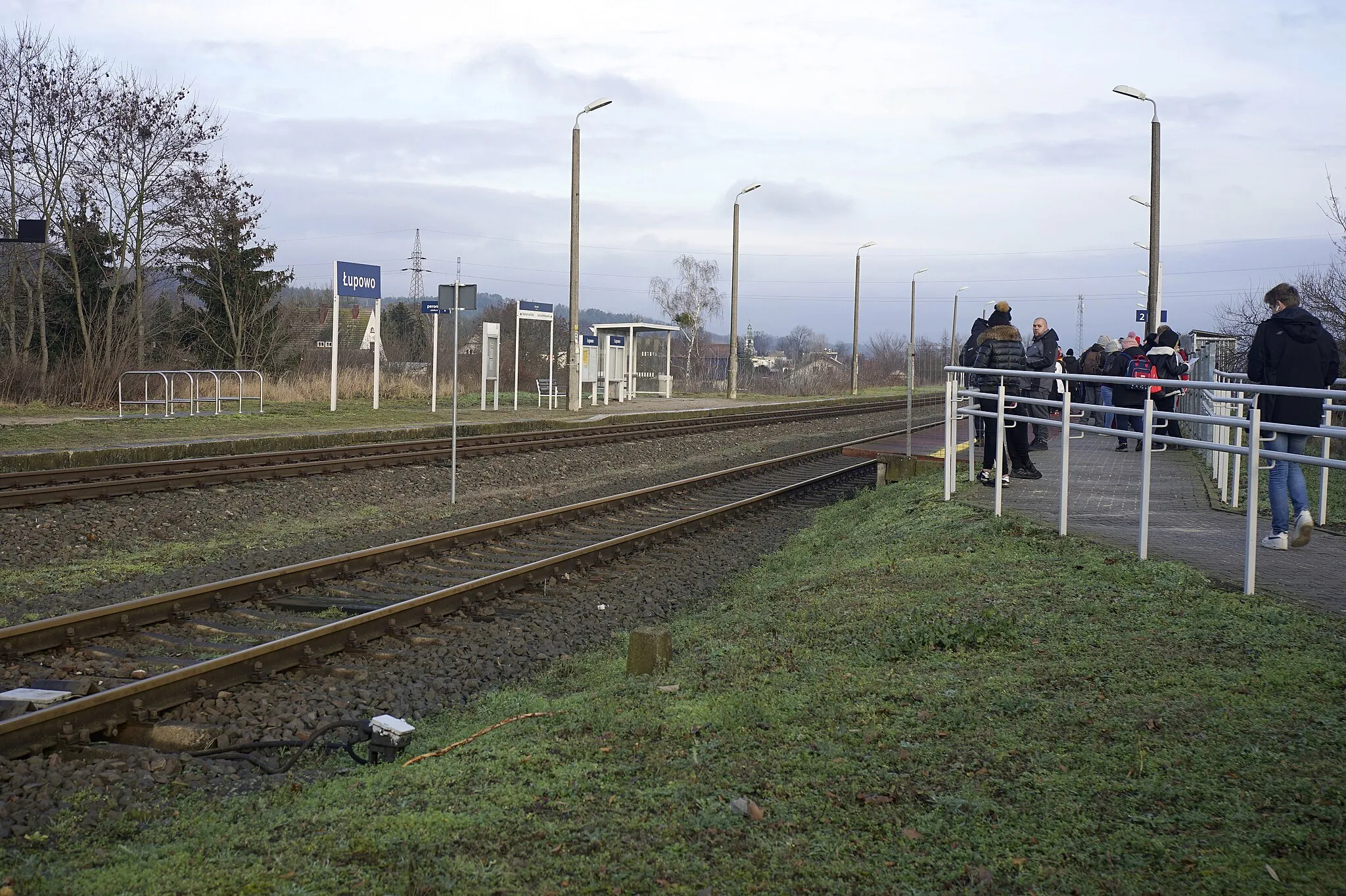 Photo showing: Przystanek kolejowy Łupowo. Pasażerowie czekają na peronie w kierunku Gorzowa Wlkp.