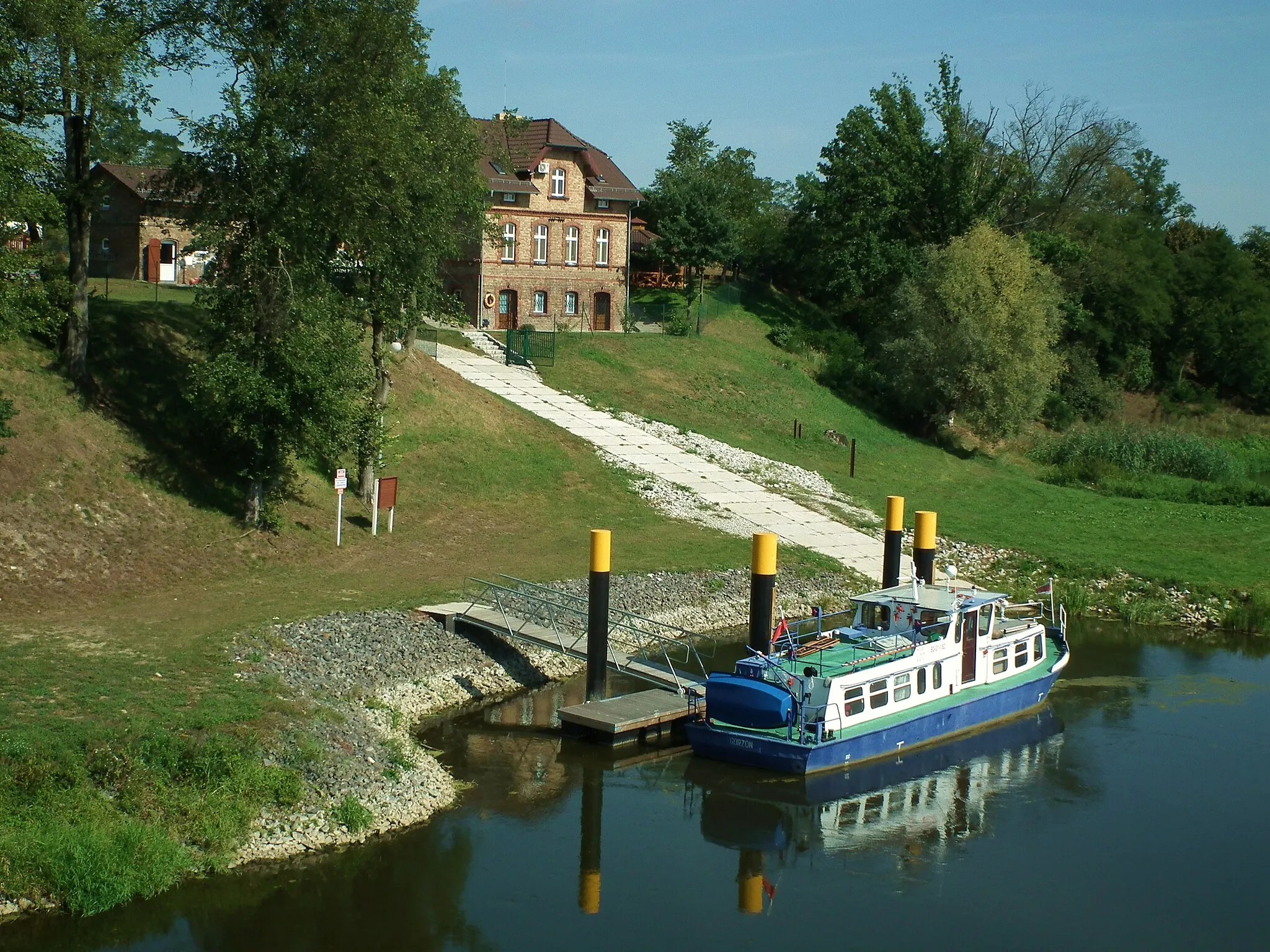 Photo showing: Statek BG01-182 w Świerkocinie na Warcie, przy strażnicy wałowej.