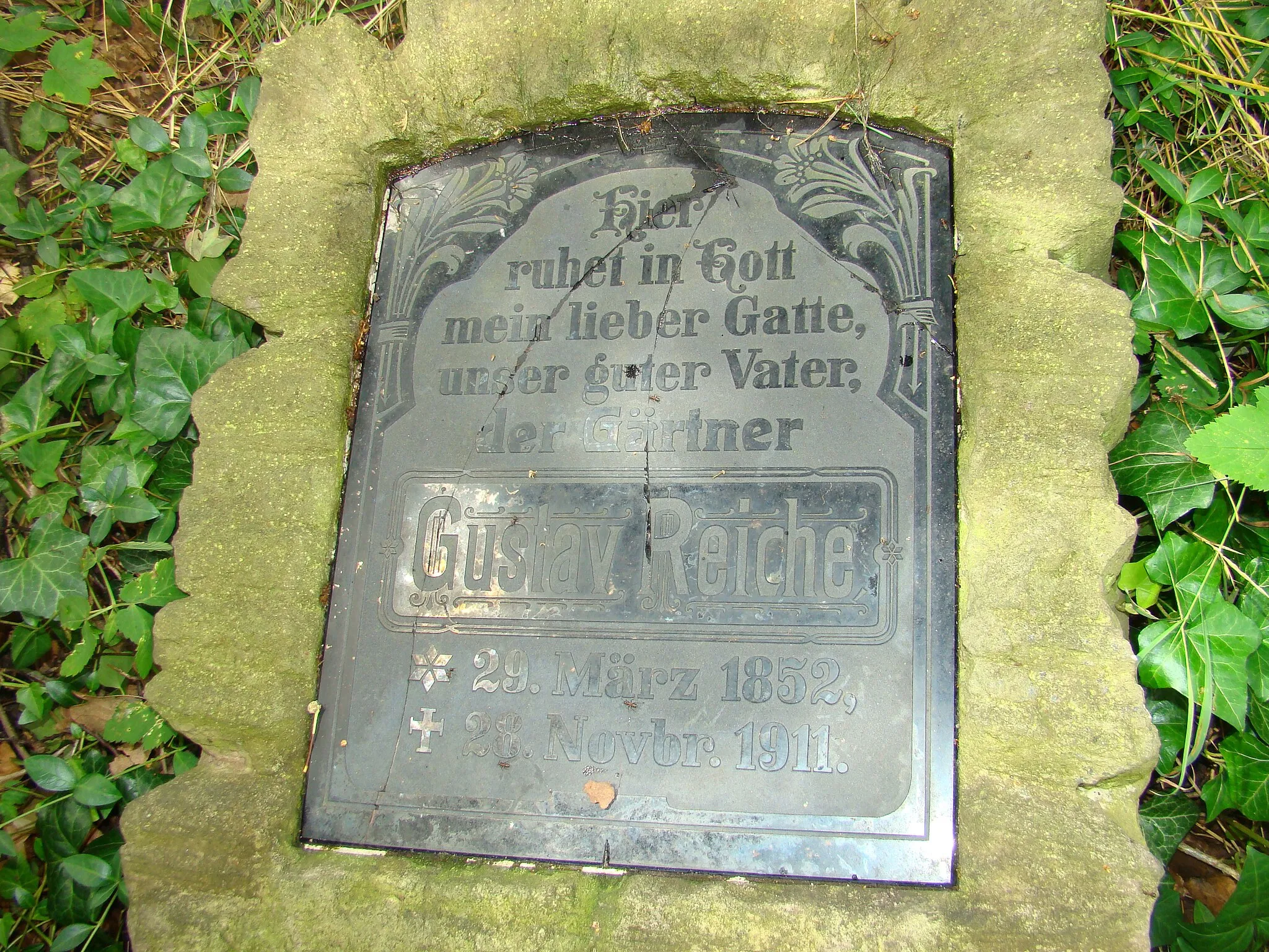 Photo showing: Grabstein von Gustav Reiche († 1911) in Grotów (Gräfenhain), an der Friedhofsmauer liegend, aufgenommen im Jahr 2008