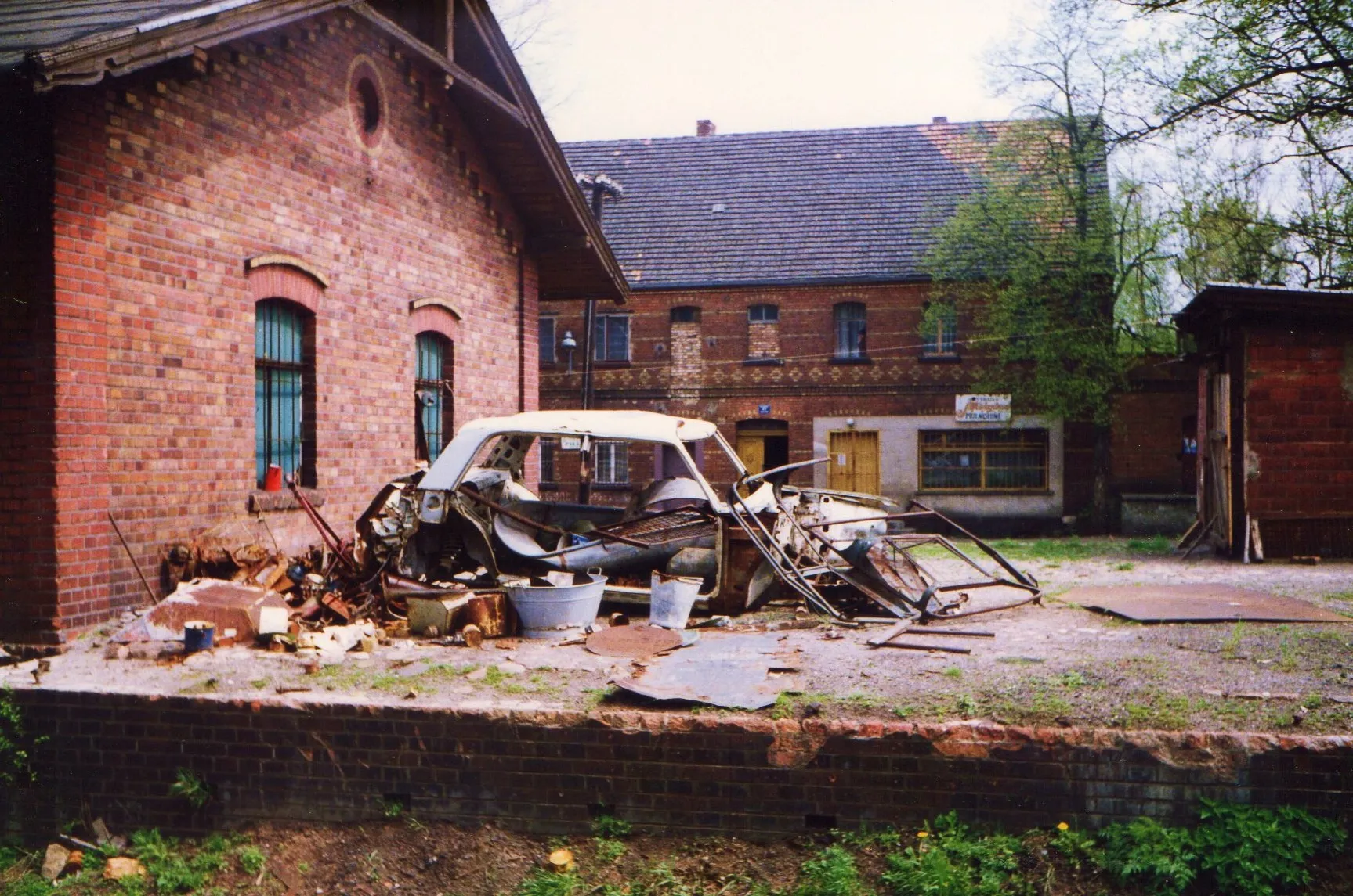 Photo showing: Dworzec w Czaplach-Chwaliszowicach w 1992r.