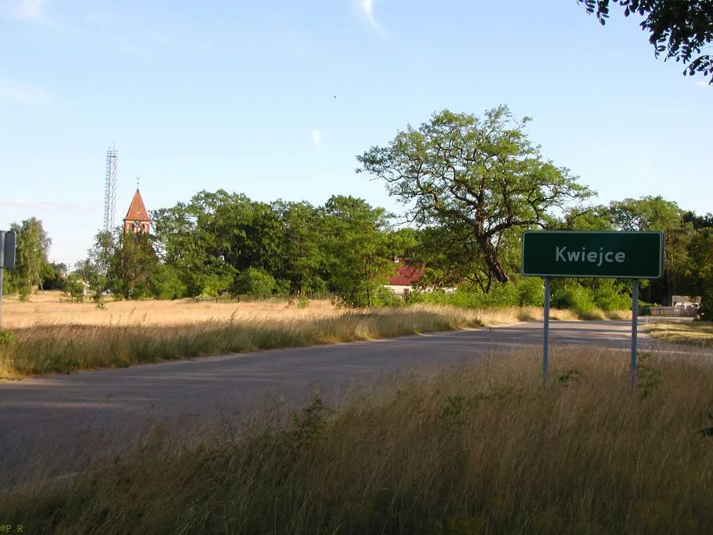 Photo showing: Wjazd do Kwiejc od strony Kamiennika i Chelstu.